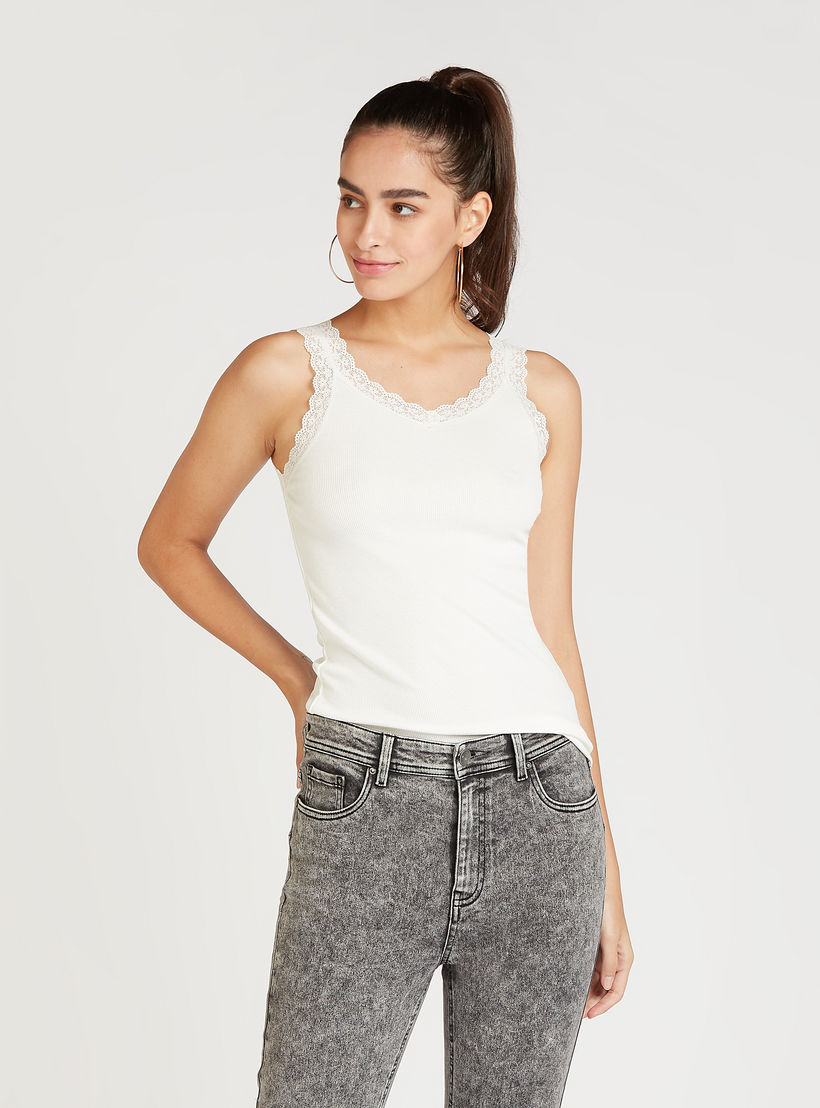 بلوزة كامي بارزة الملمس بقصة ضيقة مع ياقة V وتفاصيل دانتيل-women-clothing-tshirts-image-1