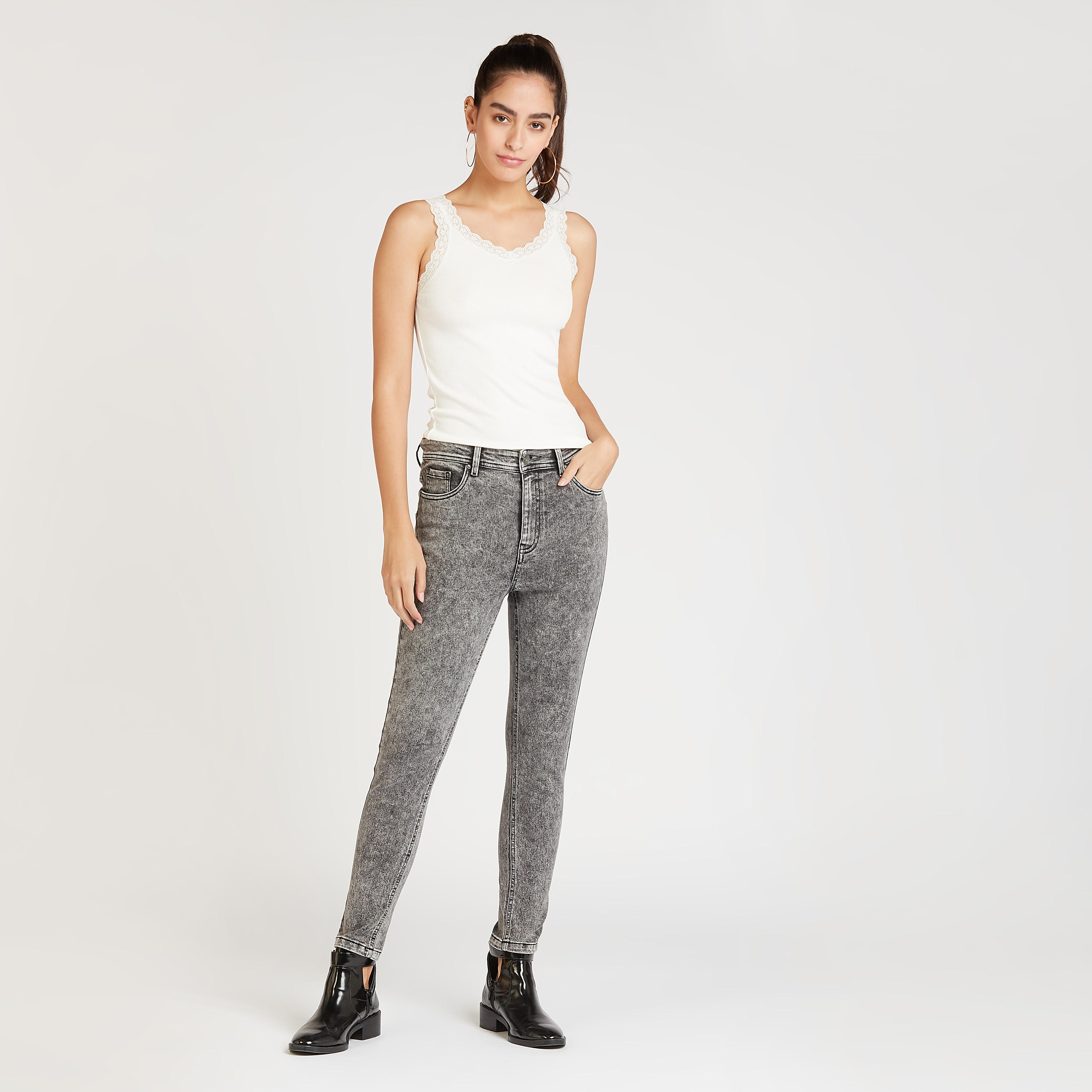 بلوزة كامي بارزة الملمس بقصة ضيقة مع ياقة V وتفاصيل دانتيل-women-clothing-tshirts-image-2