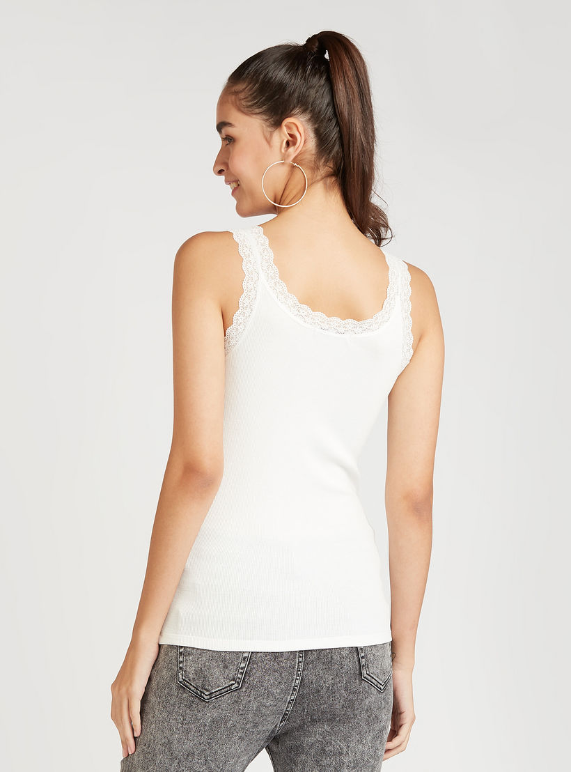 بلوزة كامي بارزة الملمس بقصة ضيقة مع ياقة V وتفاصيل دانتيل-women-clothing-tshirts-image-4