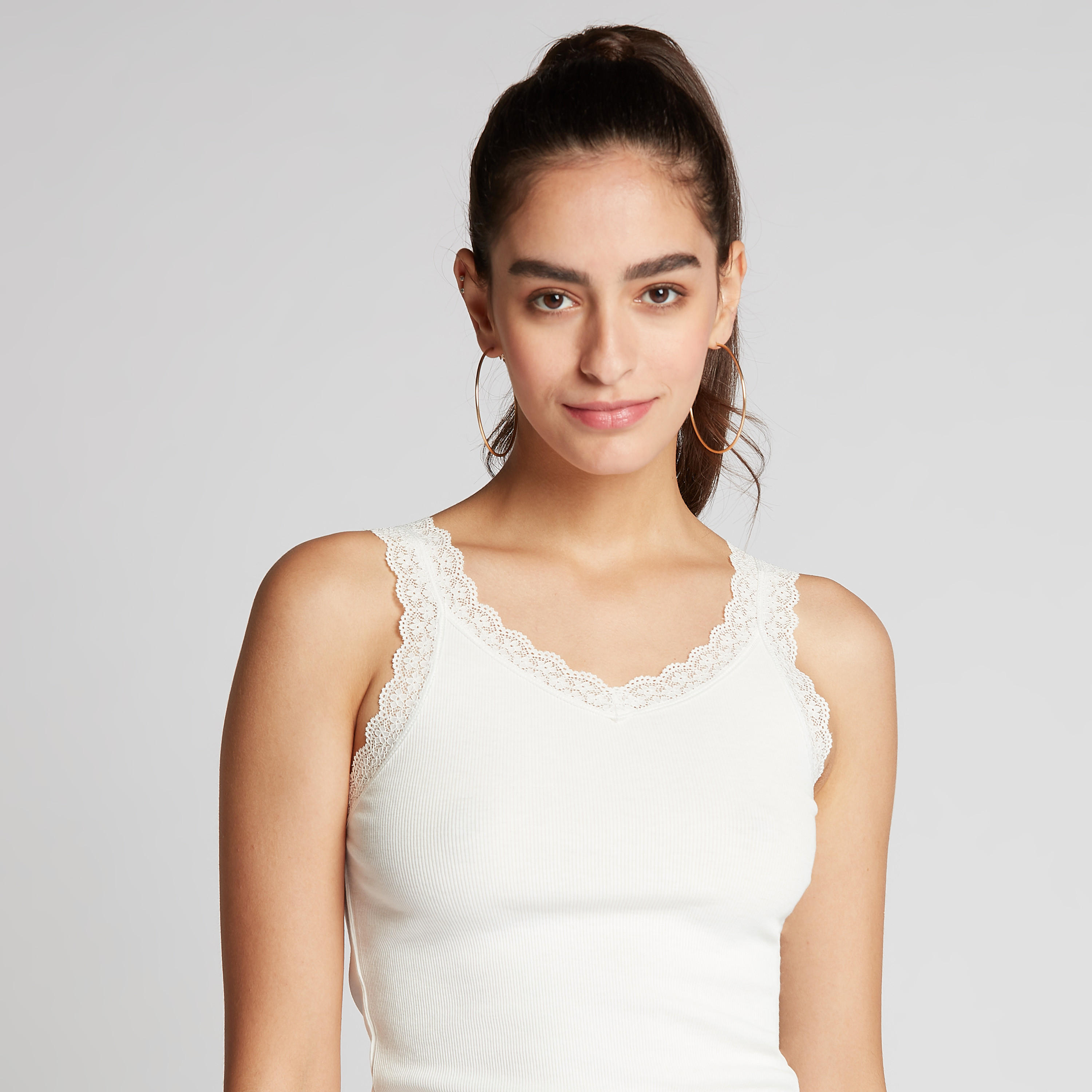 بلوزة كامي بارزة الملمس بقصة ضيقة مع ياقة V وتفاصيل دانتيل-women-clothing-tshirts-image-5
