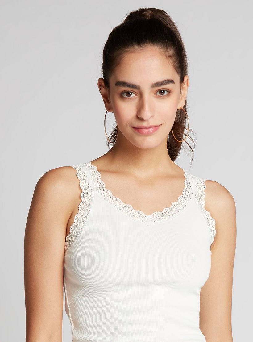 بلوزة كامي بارزة الملمس بقصة ضيقة مع ياقة V وتفاصيل دانتيل-women-clothing-tshirts-image-5