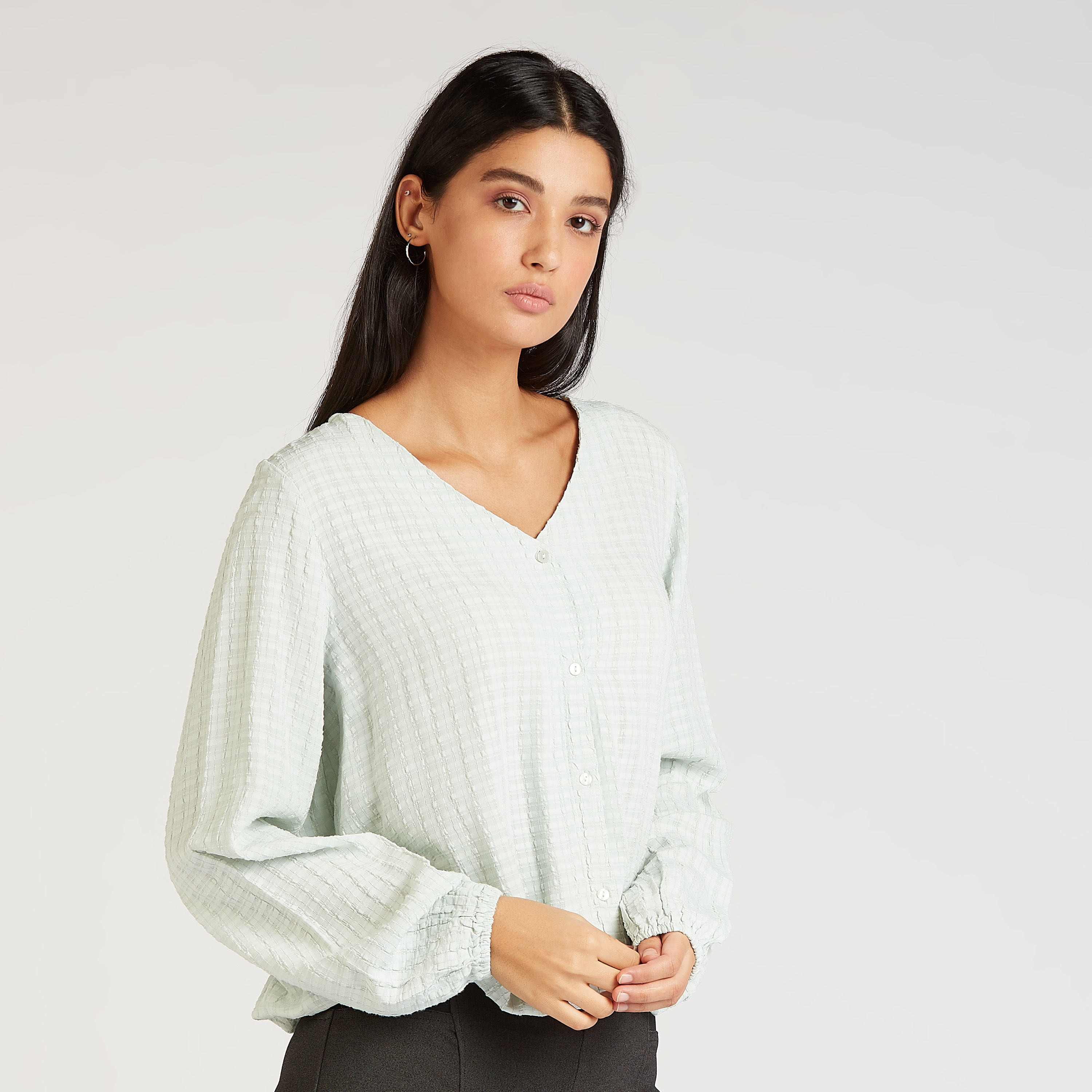 كنزة مستدامة بارزة الملمس بياقة V وأكمام طويلة-women-clothing-shirtsandblouses-blouses-image-5