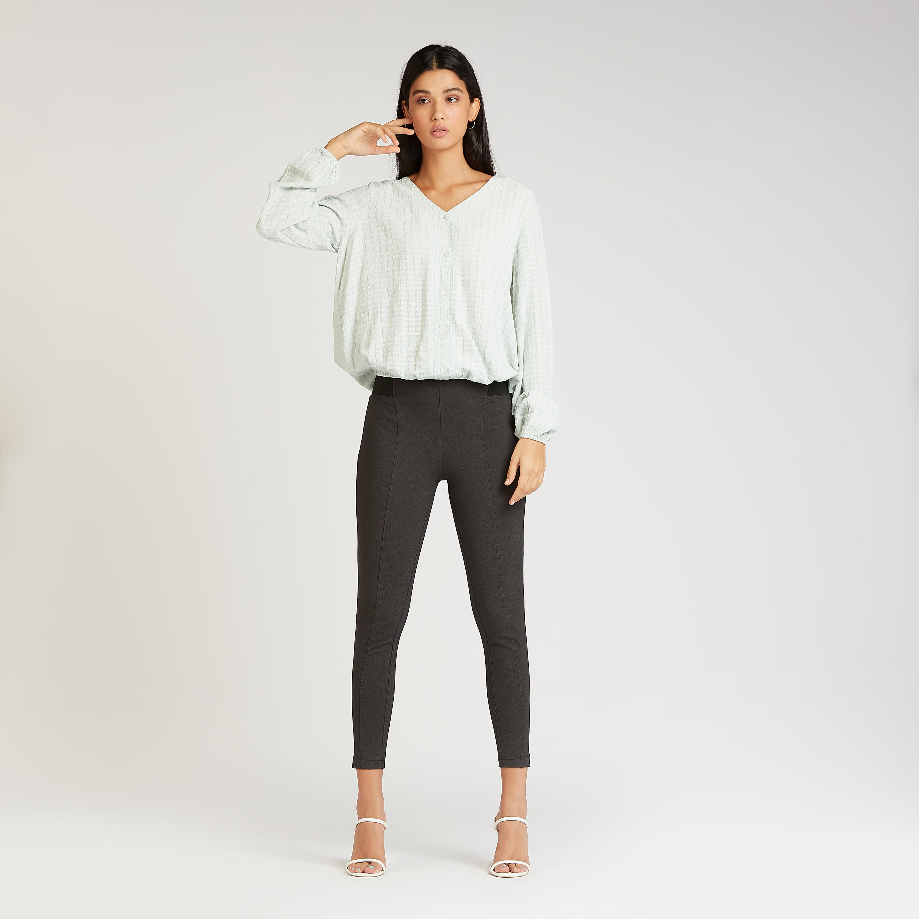 كنزة مستدامة بارزة الملمس بياقة V وأكمام طويلة-women-clothing-shirtsandblouses-blouses-image-4