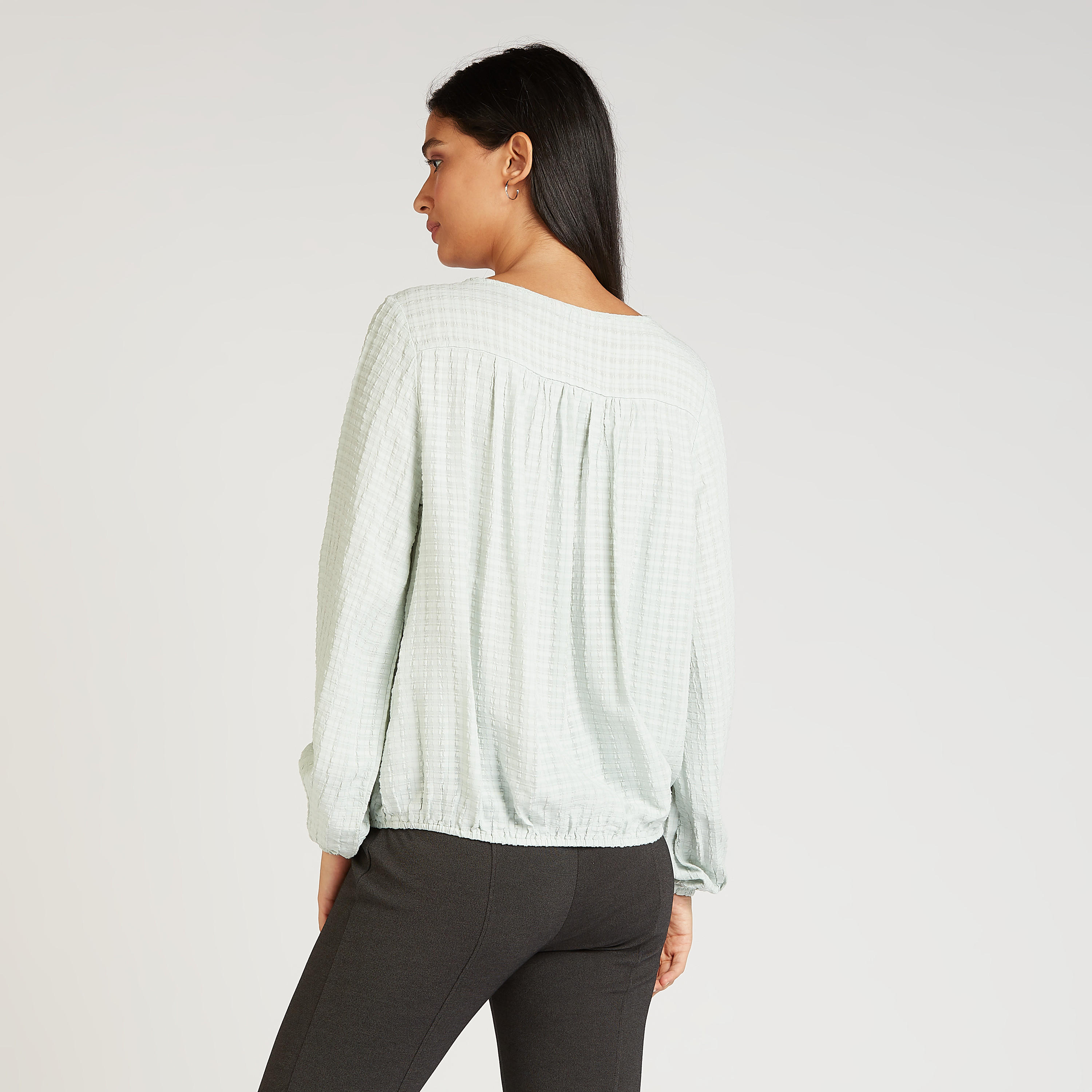 كنزة مستدامة بارزة الملمس بياقة V وأكمام طويلة-women-clothing-shirtsandblouses-blouses-image-2