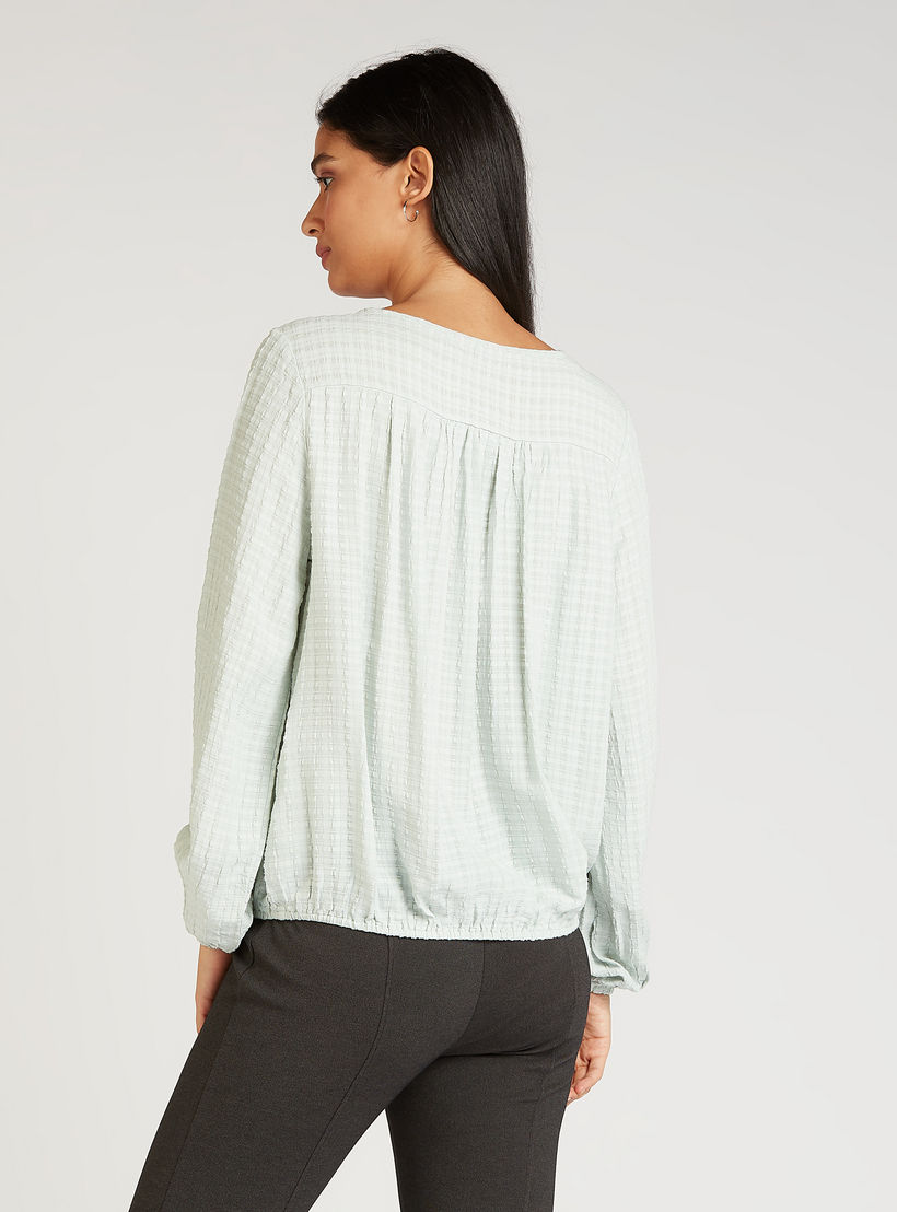 كنزة مستدامة بارزة الملمس بياقة V وأكمام طويلة-women-clothing-shirtsandblouses-blouses-image-2