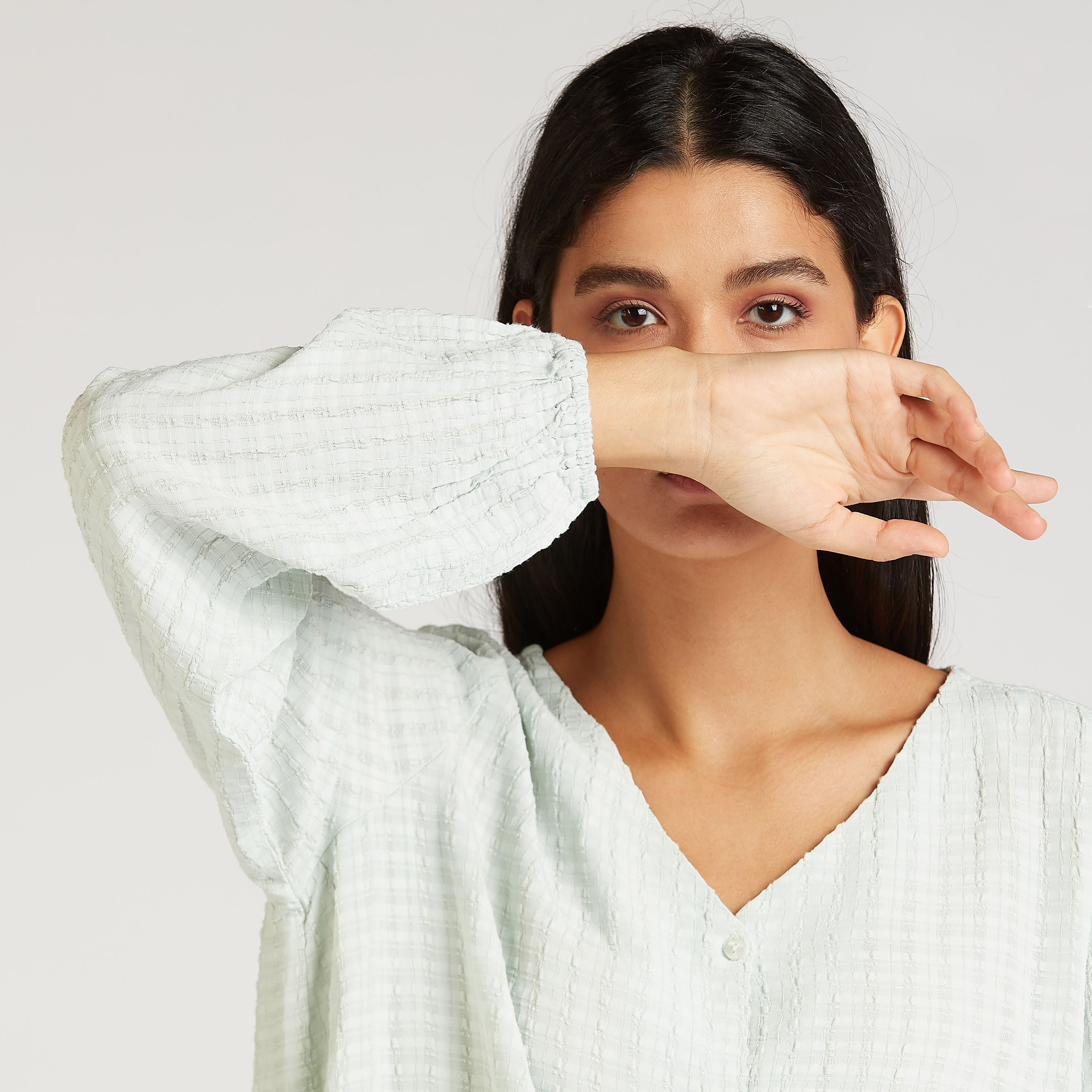 كنزة مستدامة بارزة الملمس بياقة V وأكمام طويلة-women-clothing-shirtsandblouses-blouses-image-1