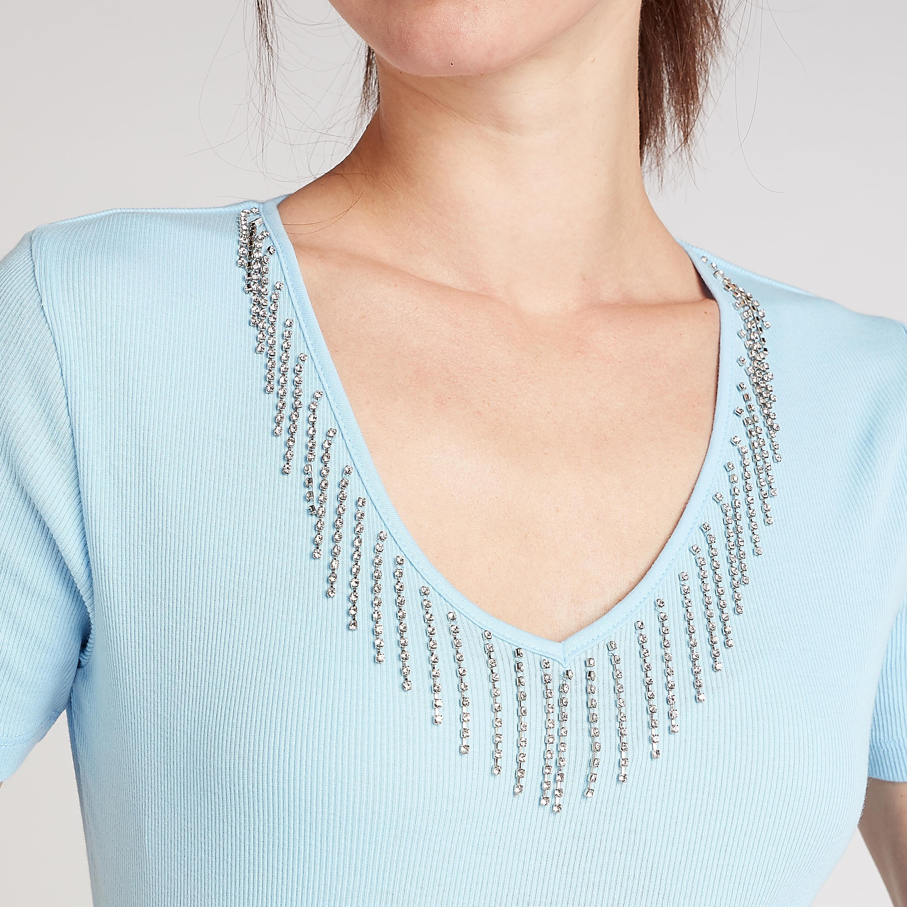 بلوزة بتفاصيل مزيّنة وياقة v وأكمام قصيرة-women-clothing-shirtsandblouses-blouses-image-3