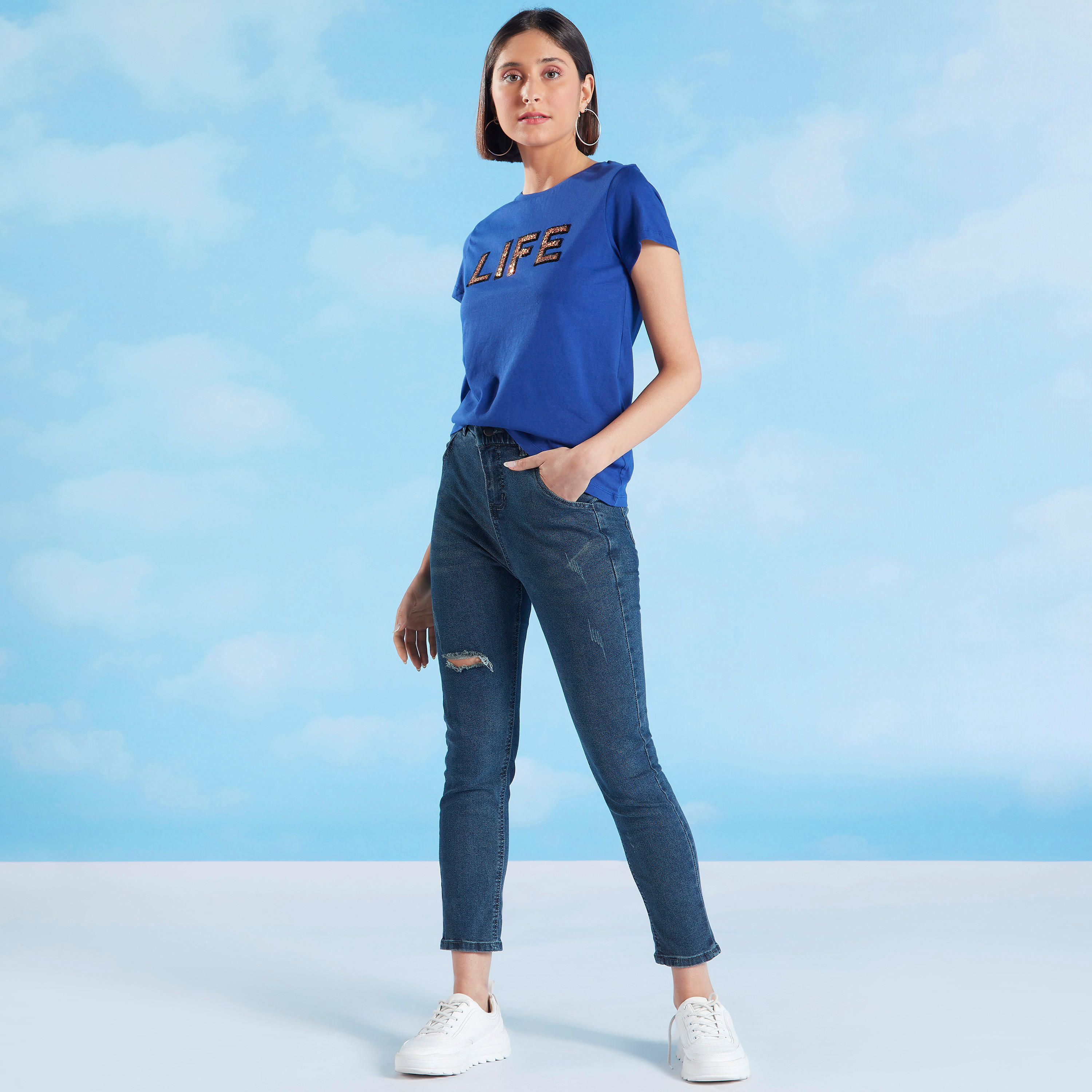 تيشيرت بياقة ضيّقة وأكمام قصيرة وتفاصيل ترتر-women-clothing-tshirts-image-2