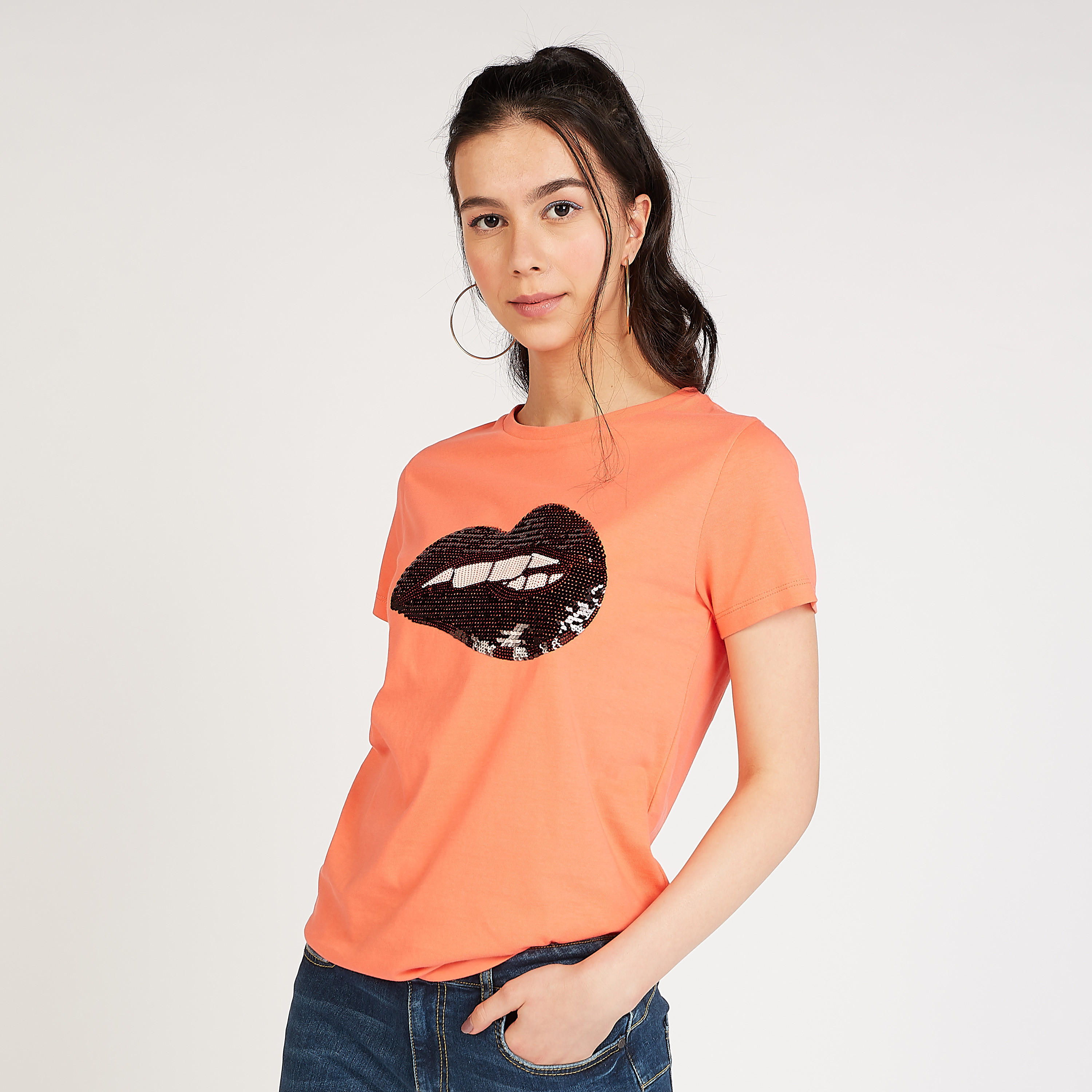 تيشيرت بياقة ضيّقة وأكمام قصيرة وتفاصيل مزيّنة-women-clothing-tshirts-image-1