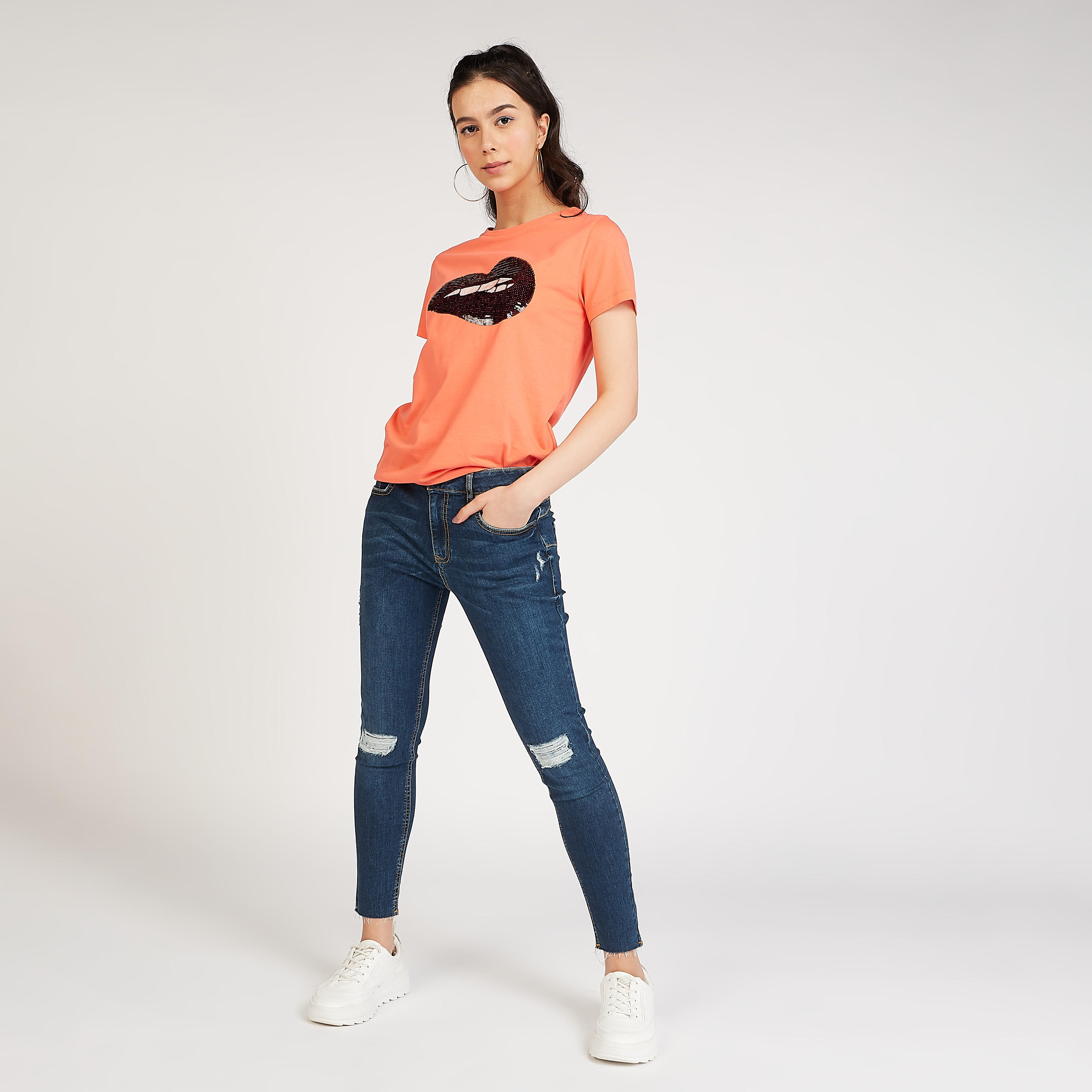 تيشيرت بياقة ضيّقة وأكمام قصيرة وتفاصيل مزيّنة-women-clothing-tshirts-image-2