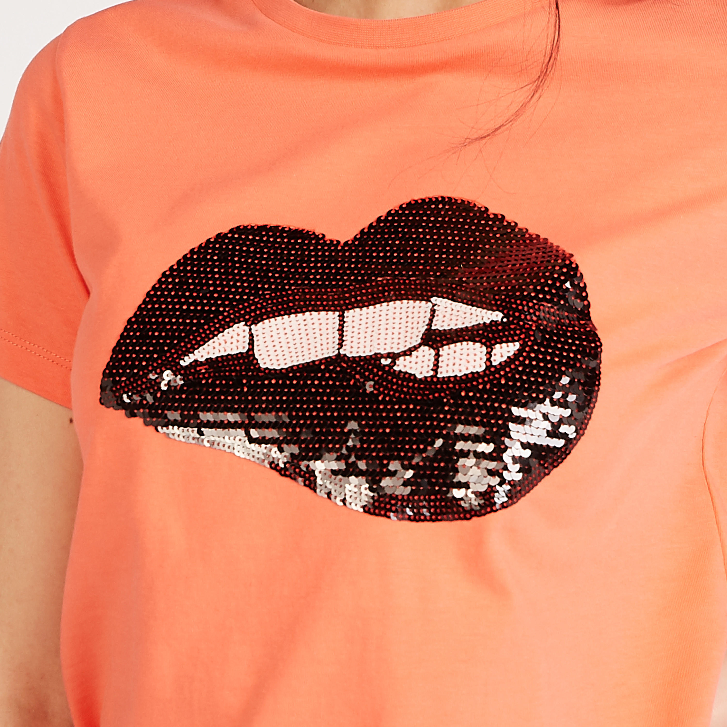 تيشيرت بياقة ضيّقة وأكمام قصيرة وتفاصيل مزيّنة-women-clothing-tshirts-image-3