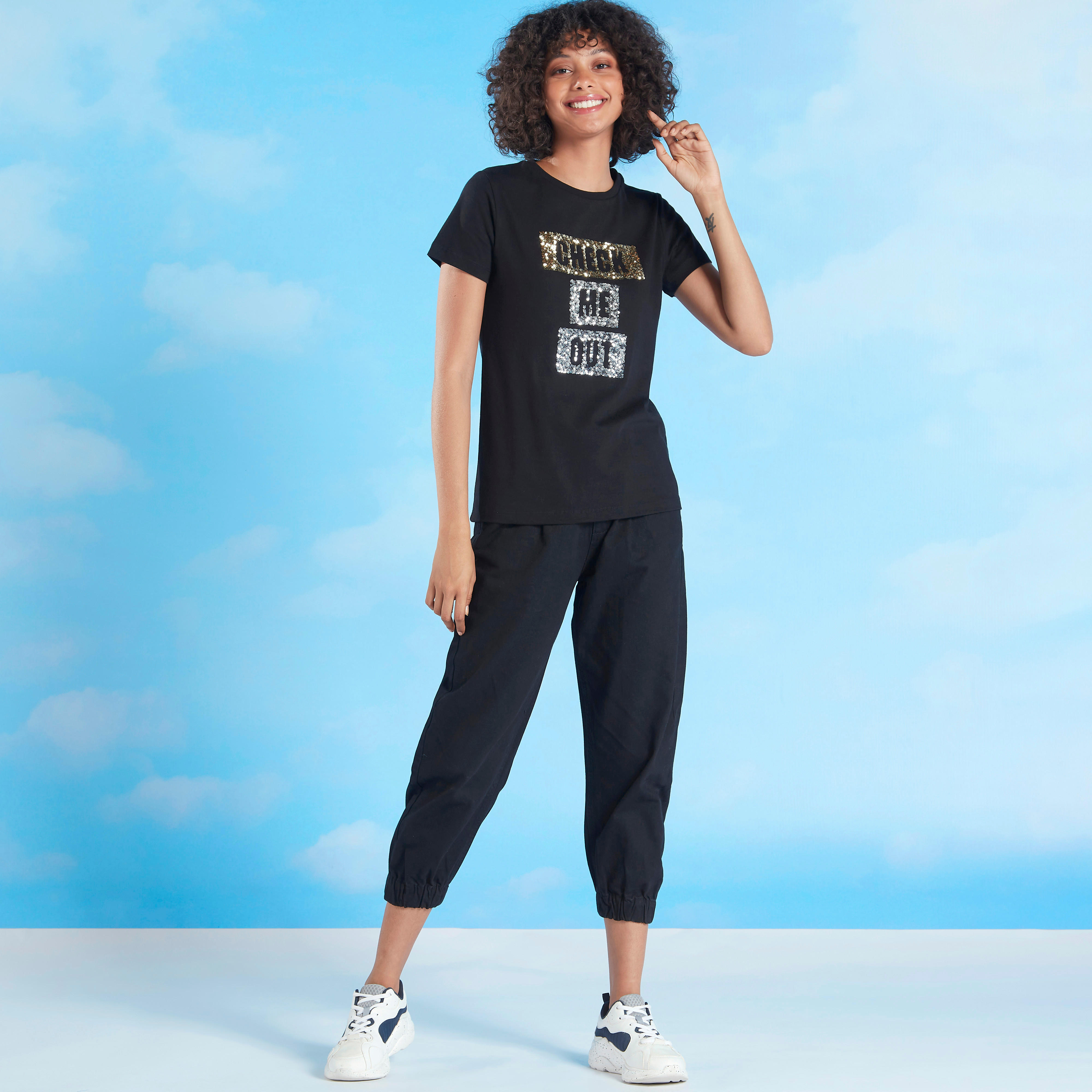 تيشيرت بياقة ضيّقة وأكمام قصيرة وتزيينات-women-clothing-tshirts-image-2