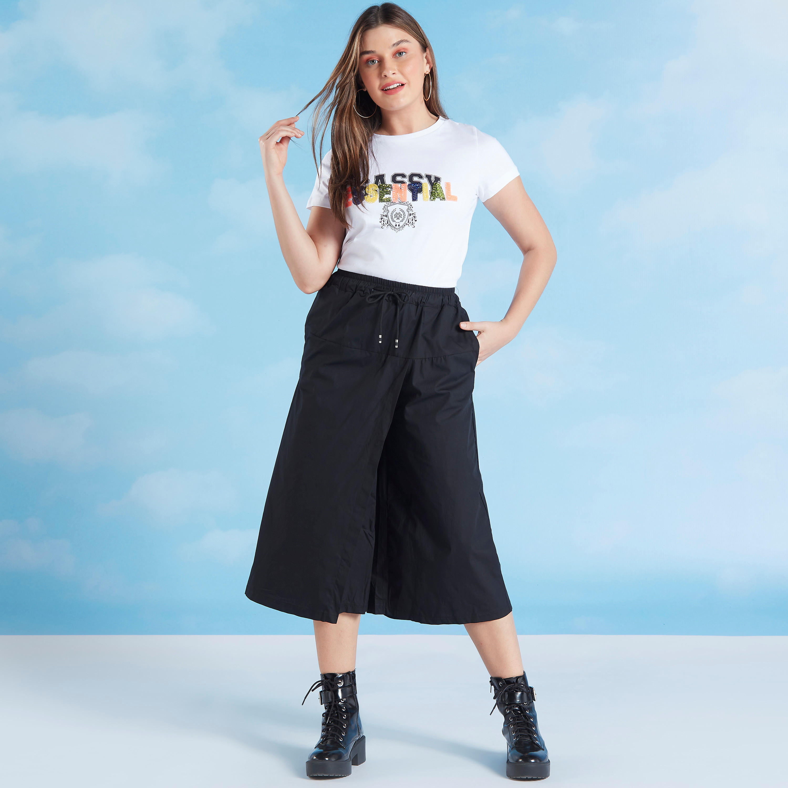 تيشيرت بياقة ضيّقة وأكمام قصيرة وتفاصيل ترتر-women-clothing-tshirts-image-2