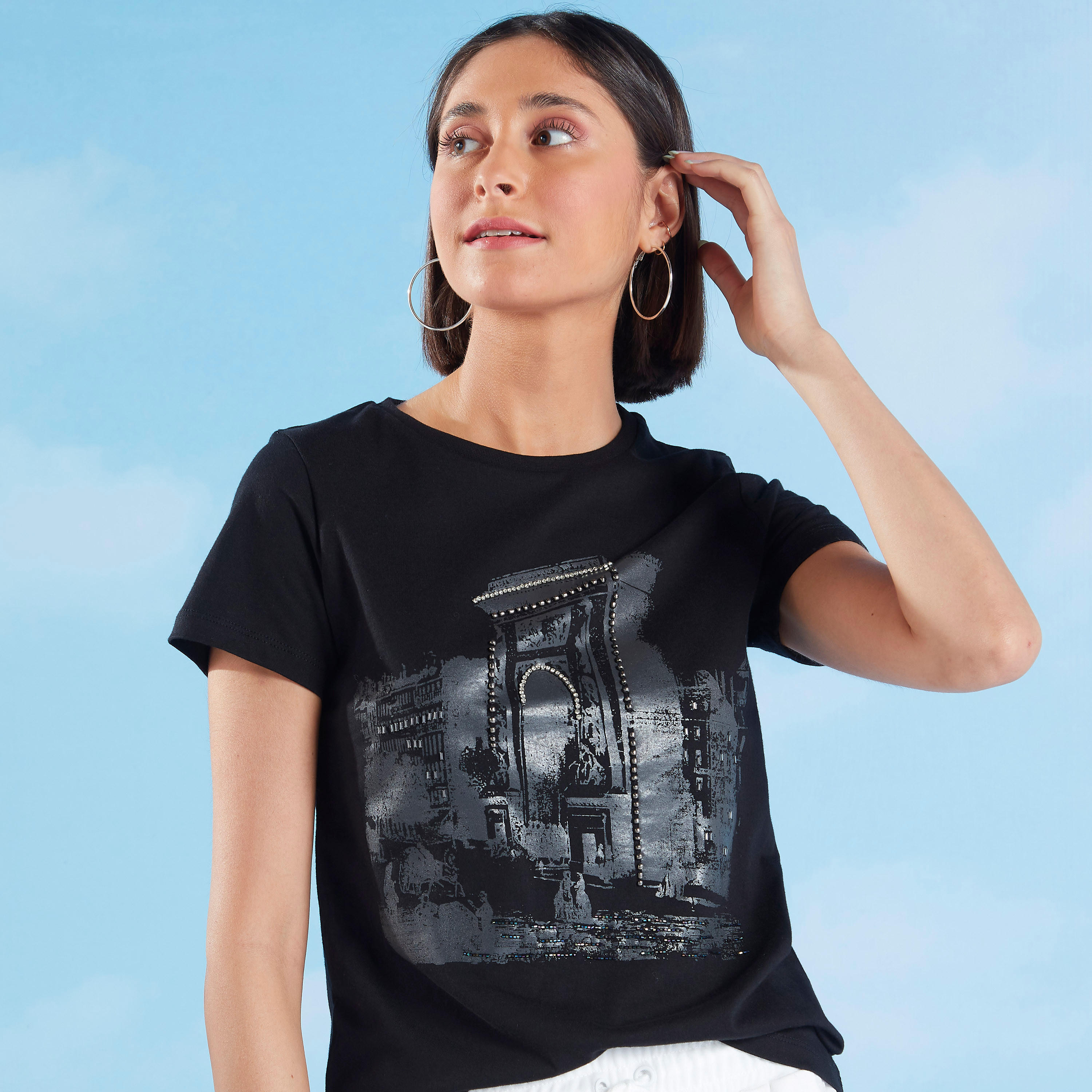 تيشيرت بياقة ضيّقة وأكمام قصيرة وتزيينات-women-clothing-tshirts-image-1