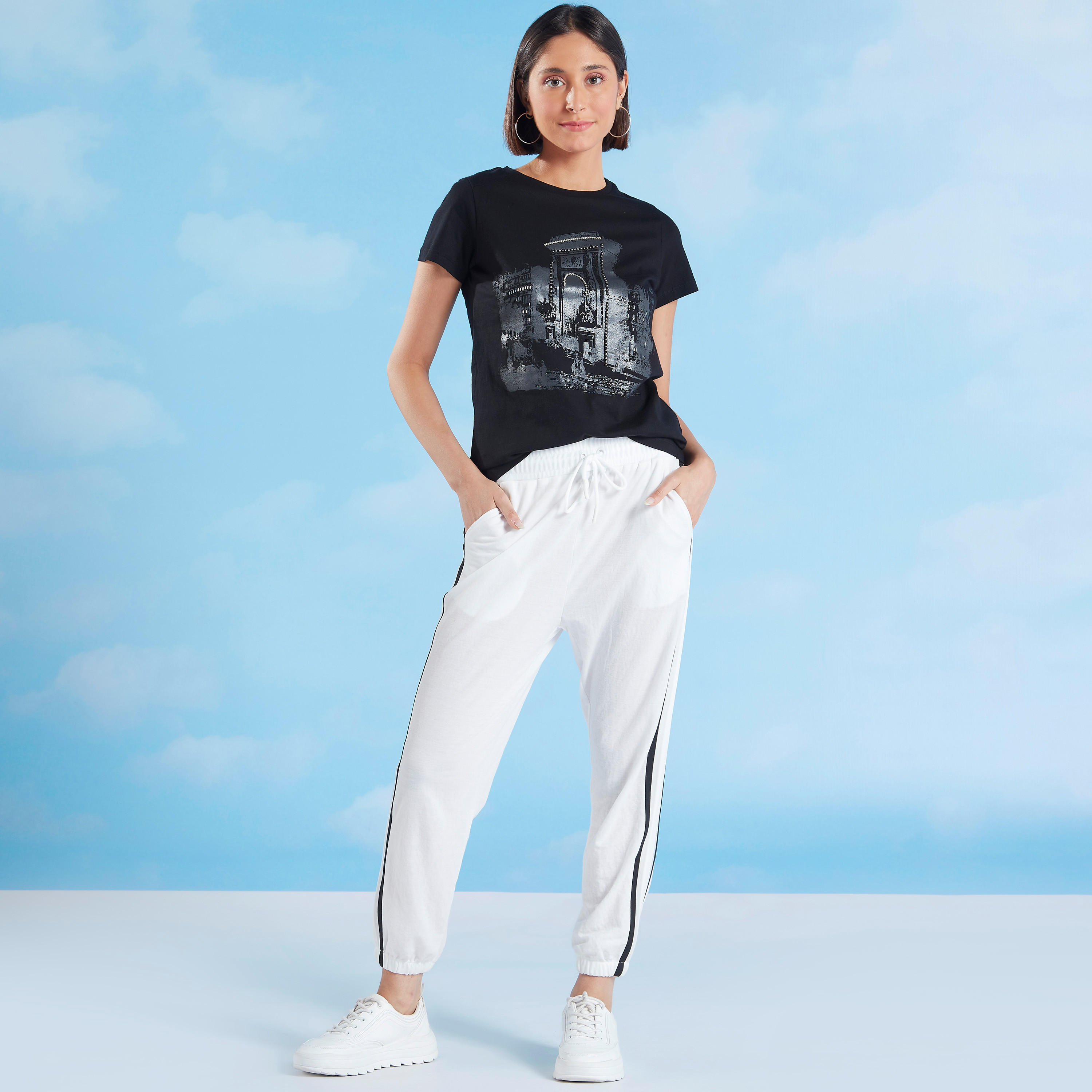 تيشيرت بياقة ضيّقة وأكمام قصيرة وتزيينات-women-clothing-tshirts-image-2