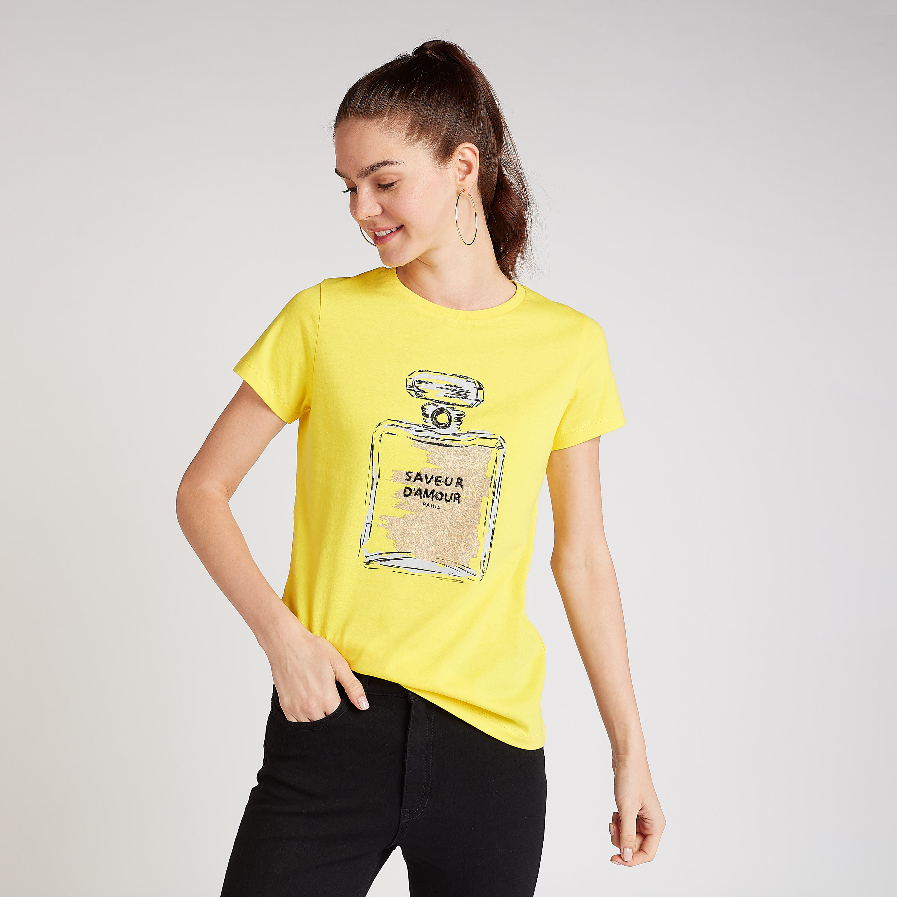 تيشيرت بياقة ضيقة وطبعات وتفاصيل مرصعة-women-clothing-tshirts-image-5