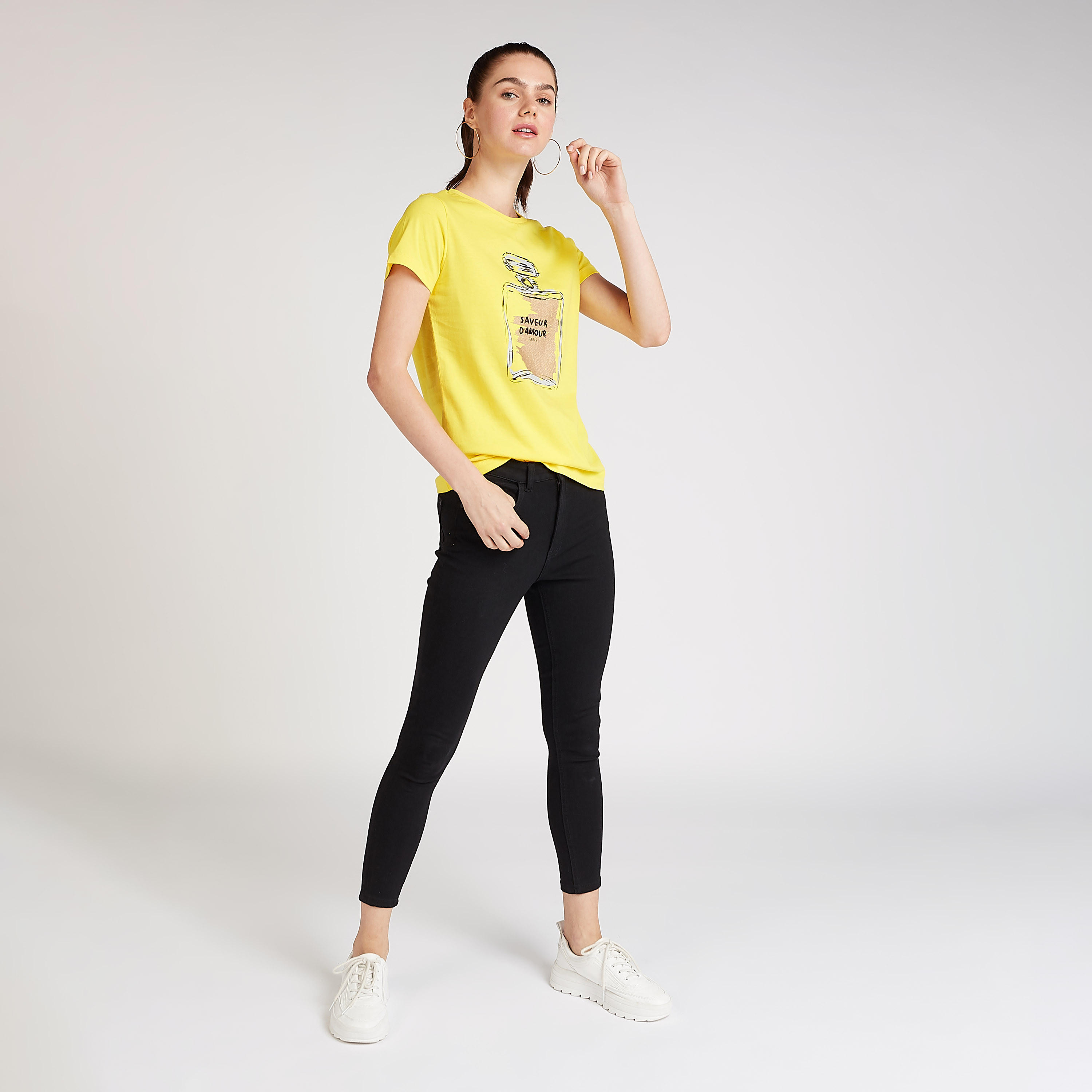تيشيرت بياقة ضيقة وطبعات وتفاصيل مرصعة-women-clothing-tshirts-image-4