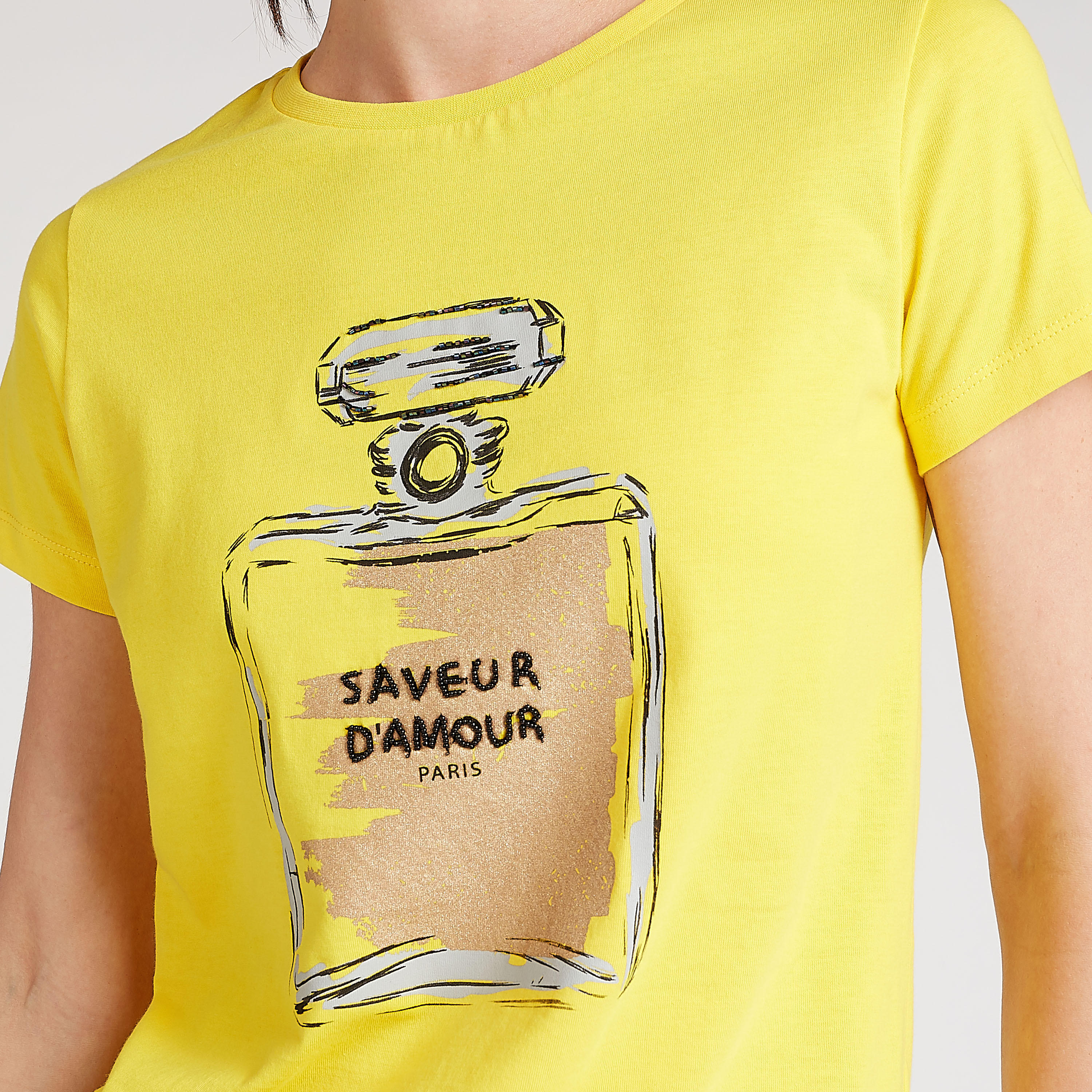 تيشيرت بياقة ضيقة وطبعات وتفاصيل مرصعة-women-clothing-tshirts-image-3
