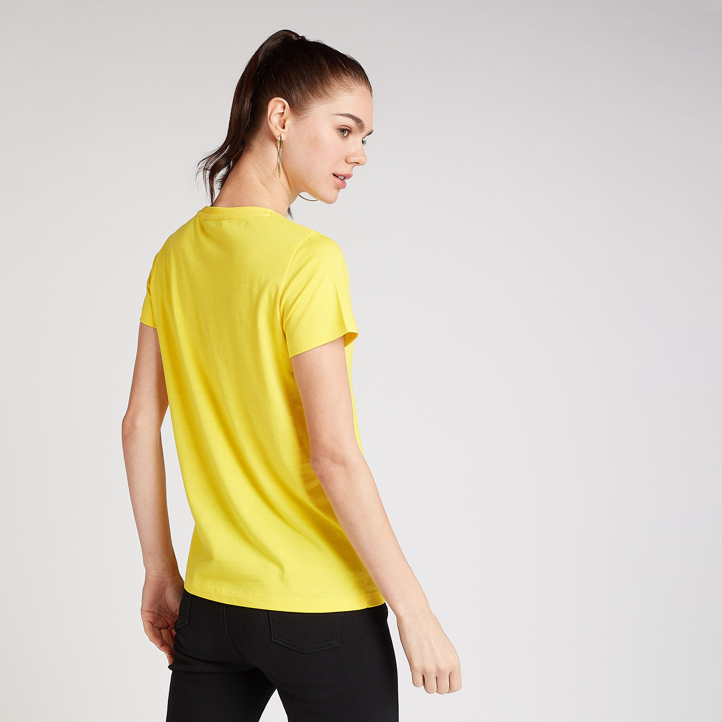 تيشيرت بياقة ضيقة وطبعات وتفاصيل مرصعة-women-clothing-tshirts-image-2