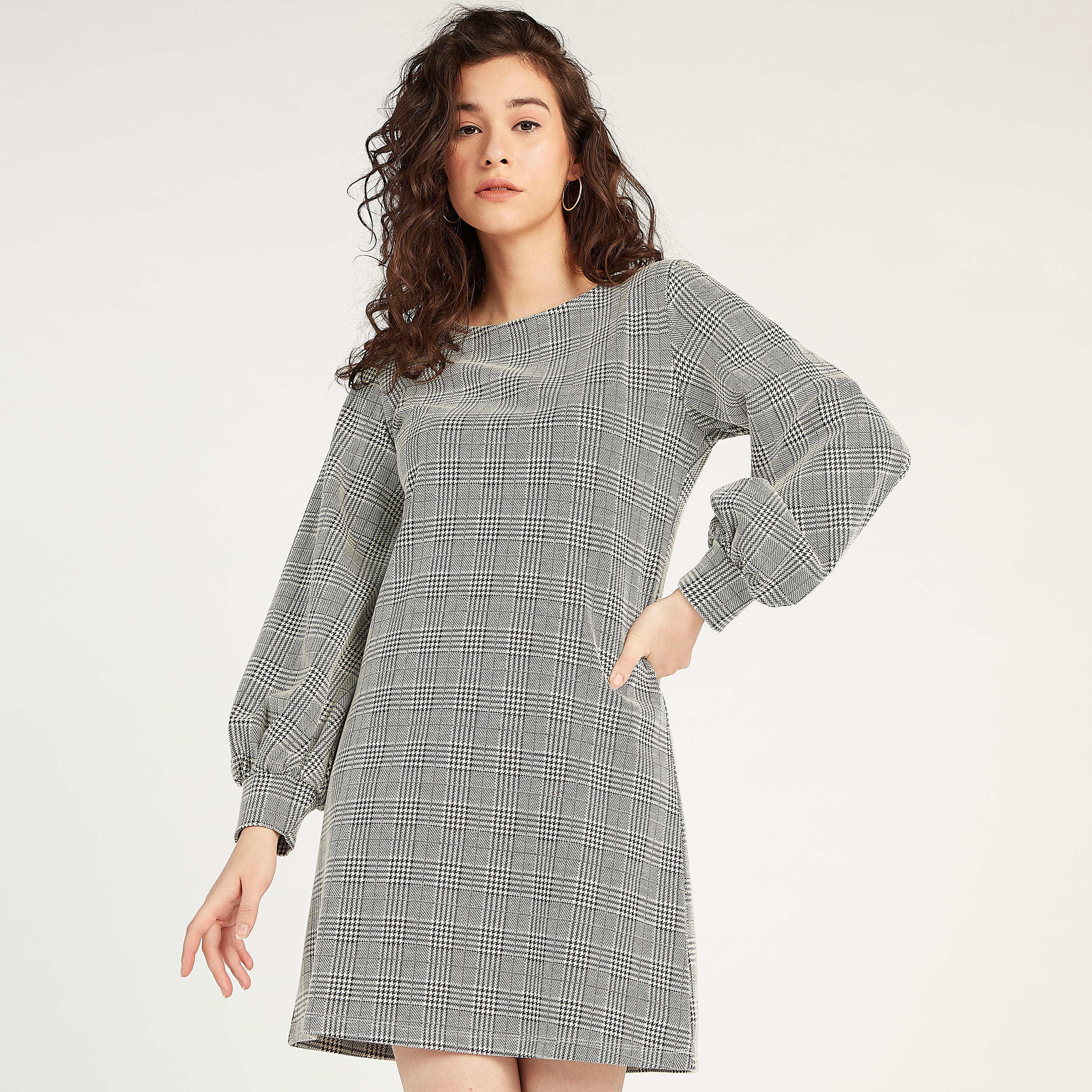 فستان كاروهات واسع قصير بأكمام طويلة من تو إكستريمز-women-clothing-dresses-image-1
