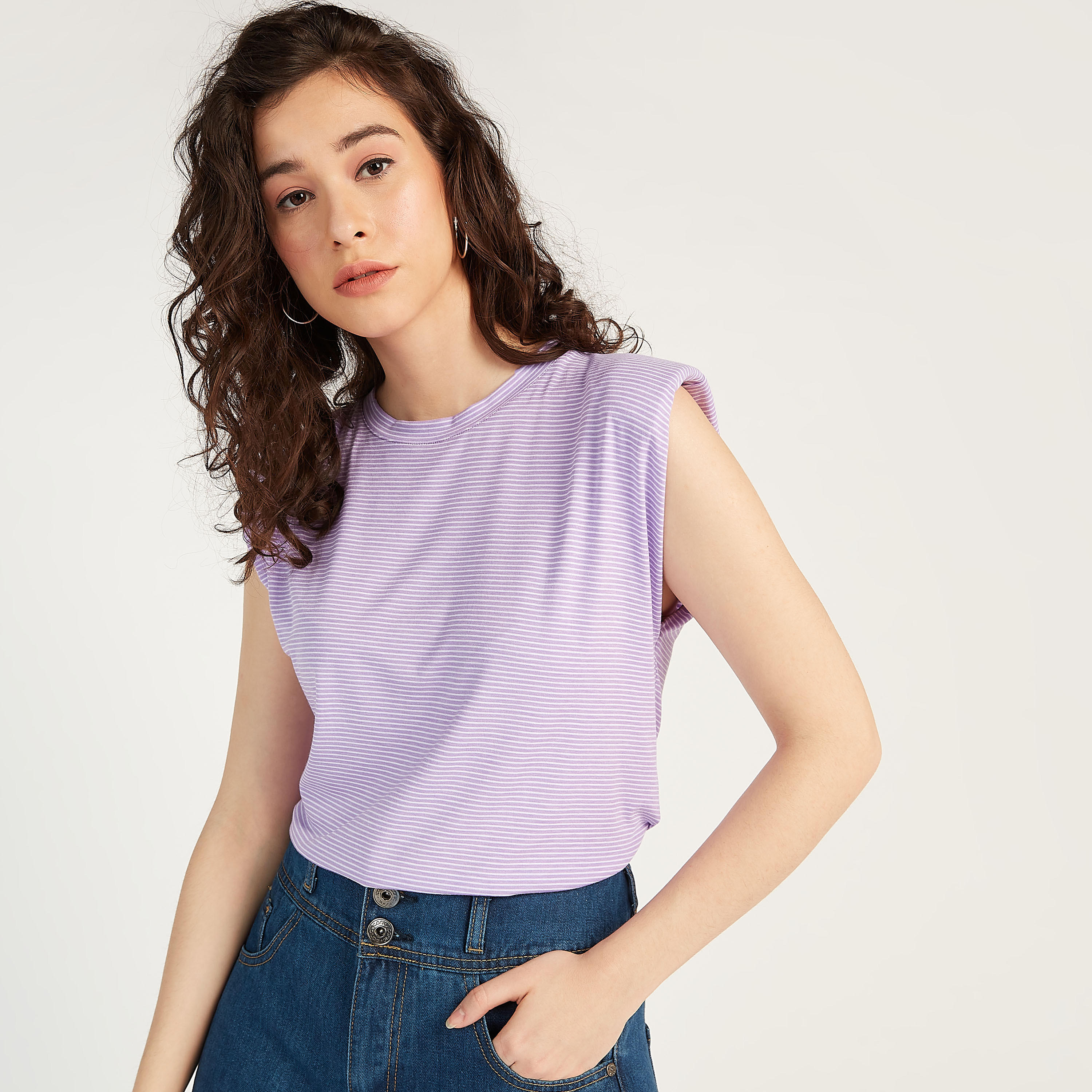تيشيرت مستدام مخطّط بياقة ضيّقة وأكمام كاب من تو إكستريمز-women-clothing-tshirts-image-1
