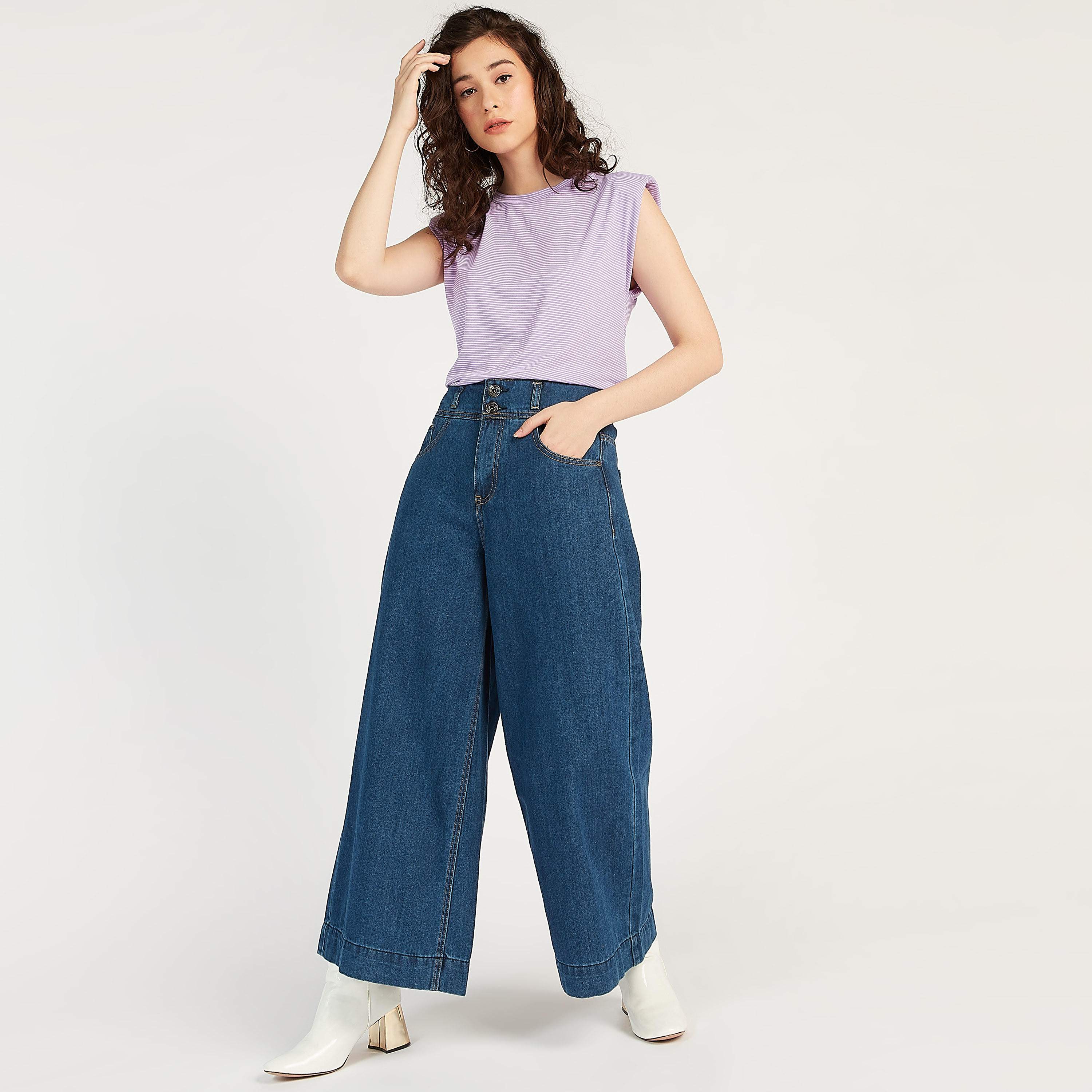 تيشيرت مستدام مخطّط بياقة ضيّقة وأكمام كاب من تو إكستريمز-women-clothing-tshirts-image-2
