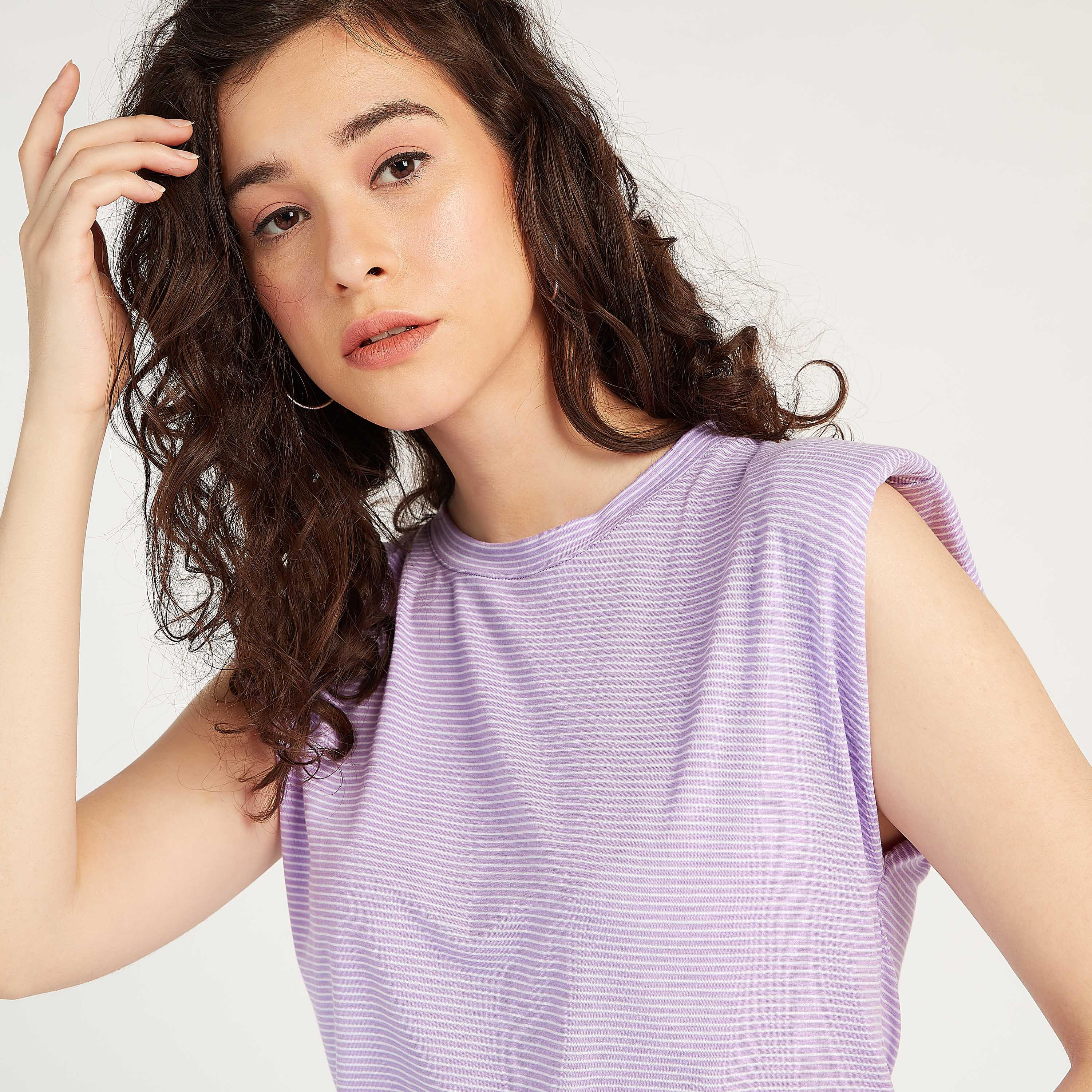 تيشيرت مستدام مخطّط بياقة ضيّقة وأكمام كاب من تو إكستريمز-women-clothing-tshirts-image-3