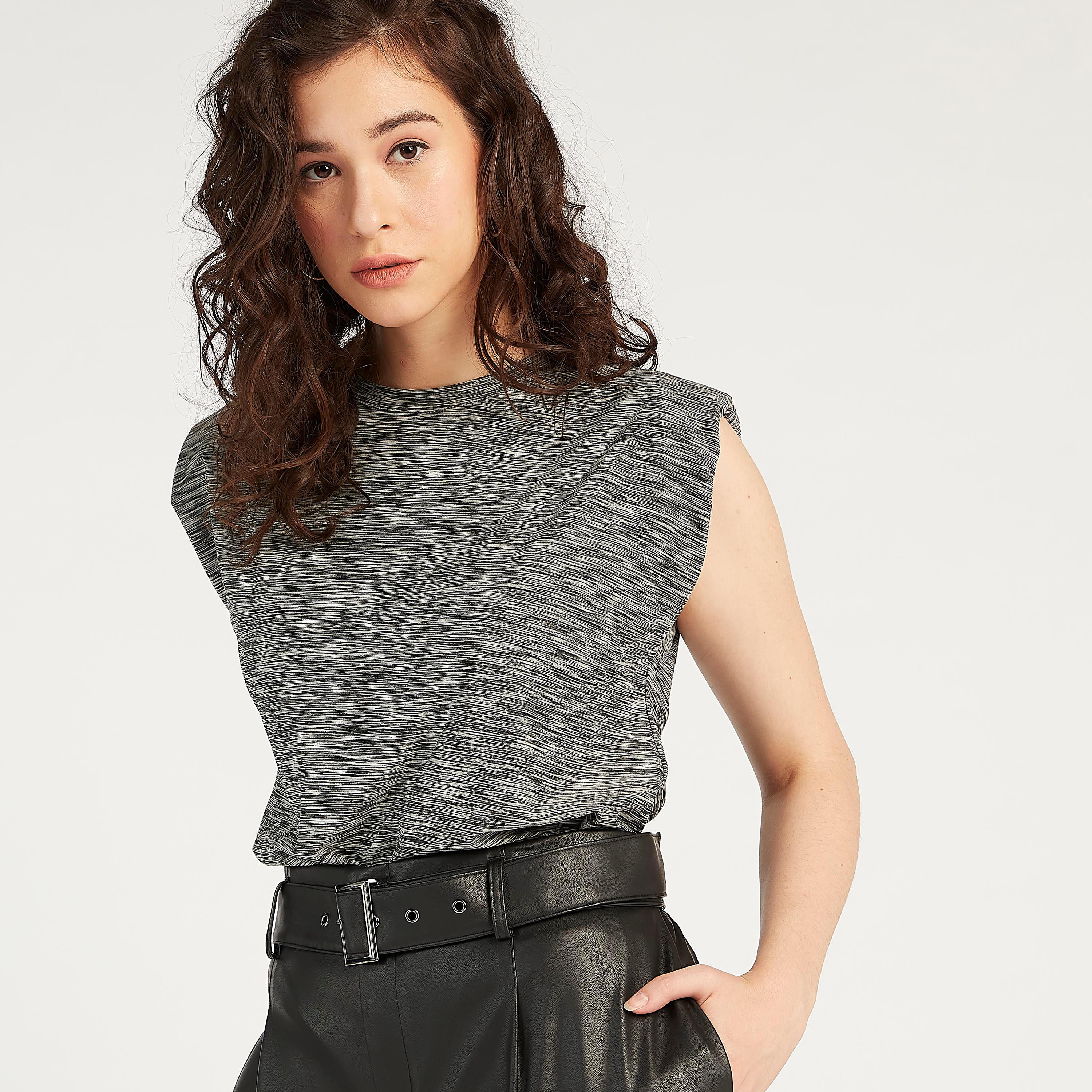 تيشيرت بارز الملمس بياقة ضيّقة وأكمام كاب من تو إكستريمز-women-clothing-tshirts-image-1