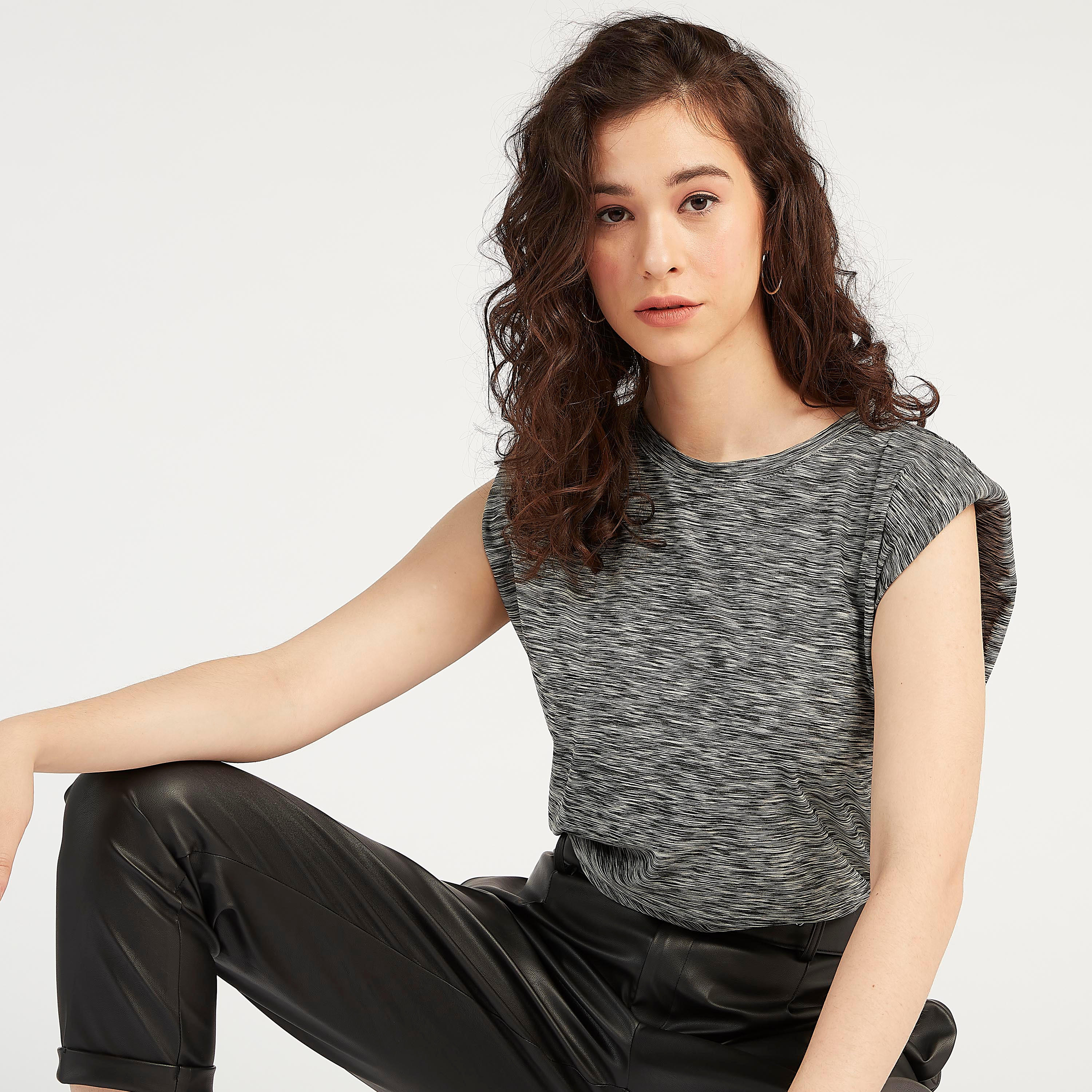 تيشيرت بارز الملمس بياقة ضيّقة وأكمام كاب من تو إكستريمز-women-clothing-tshirts-image-3
