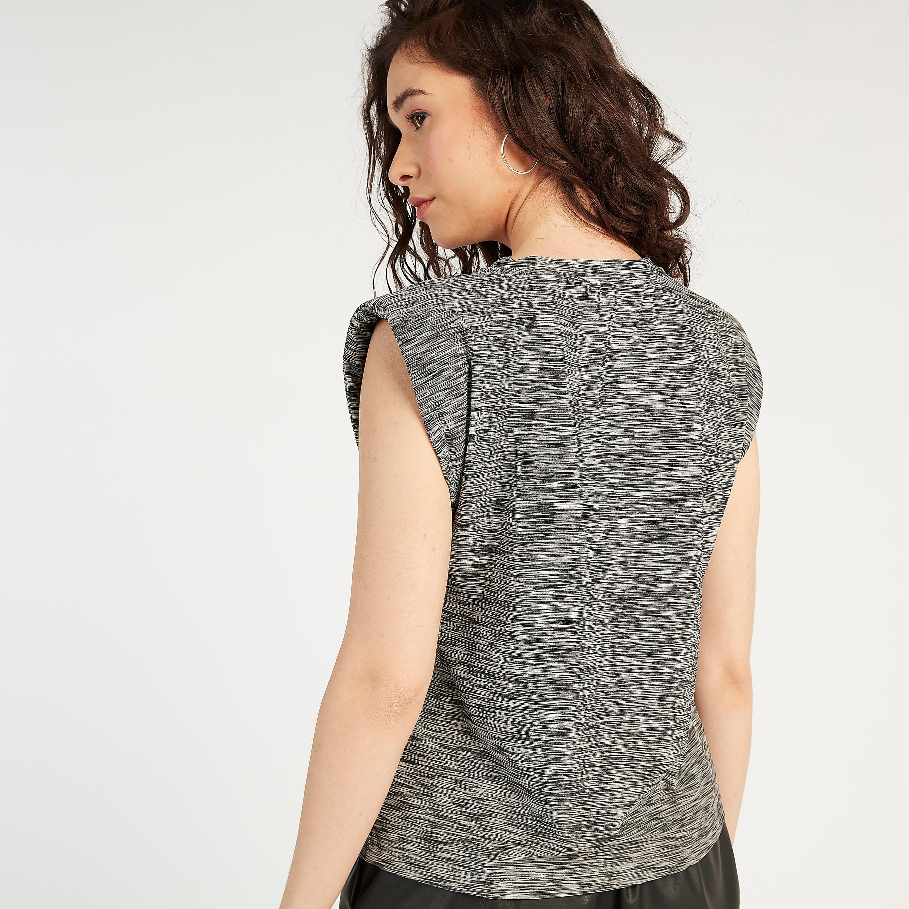 تيشيرت بارز الملمس بياقة ضيّقة وأكمام كاب من تو إكستريمز-women-clothing-tshirts-image-5