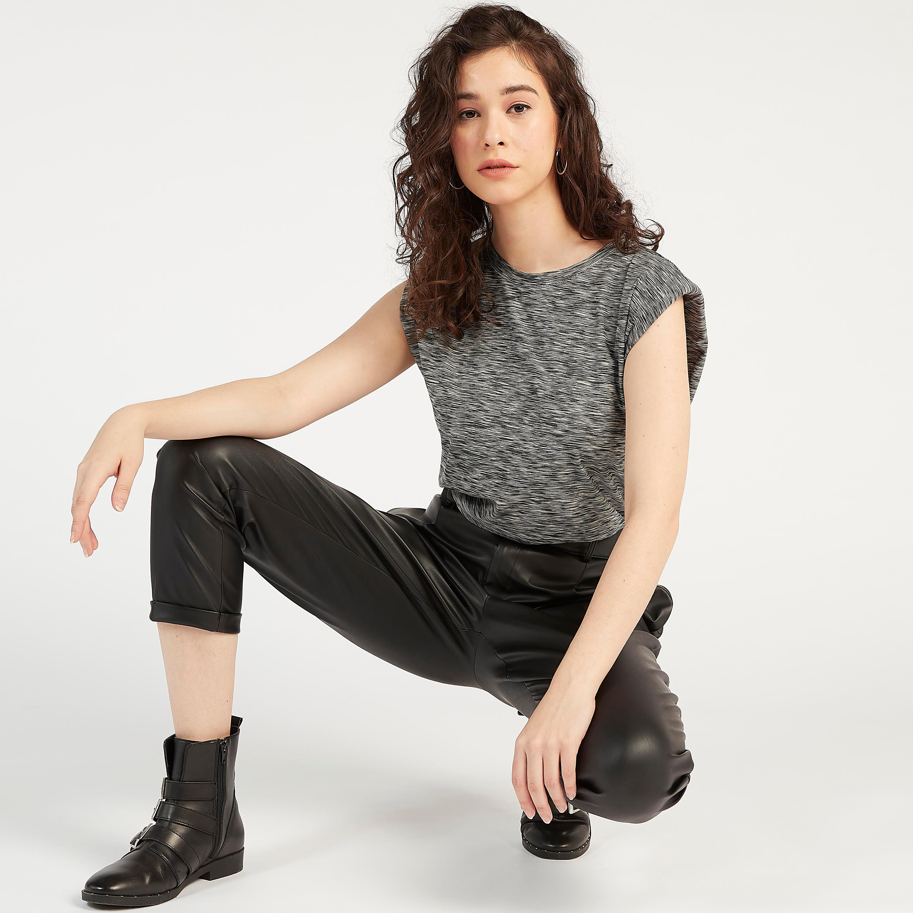 تيشيرت بارز الملمس بياقة ضيّقة وأكمام كاب من تو إكستريمز-women-clothing-tshirts-image-6