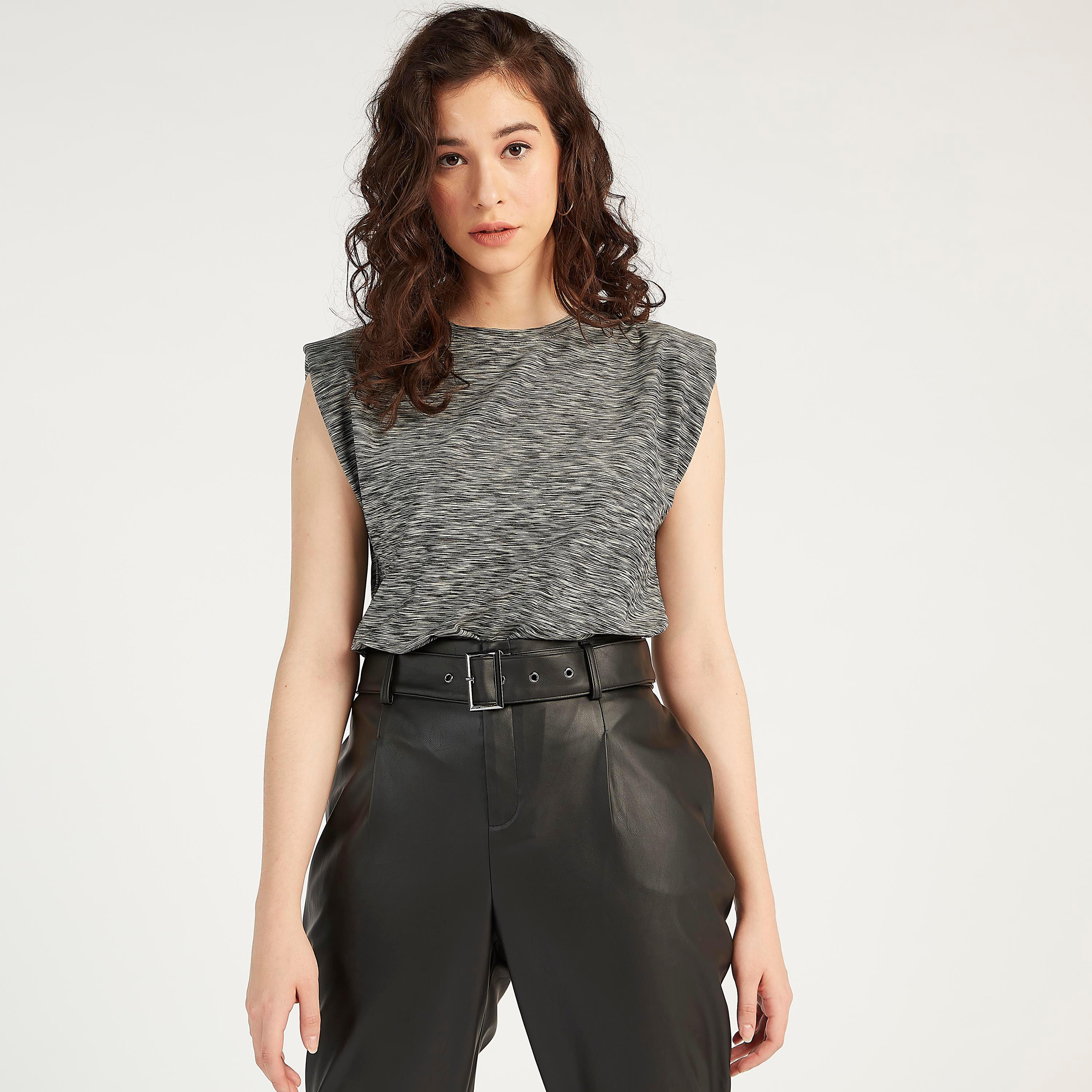 تيشيرت بارز الملمس بياقة ضيّقة وأكمام كاب من تو إكستريمز-women-clothing-tshirts-image-7