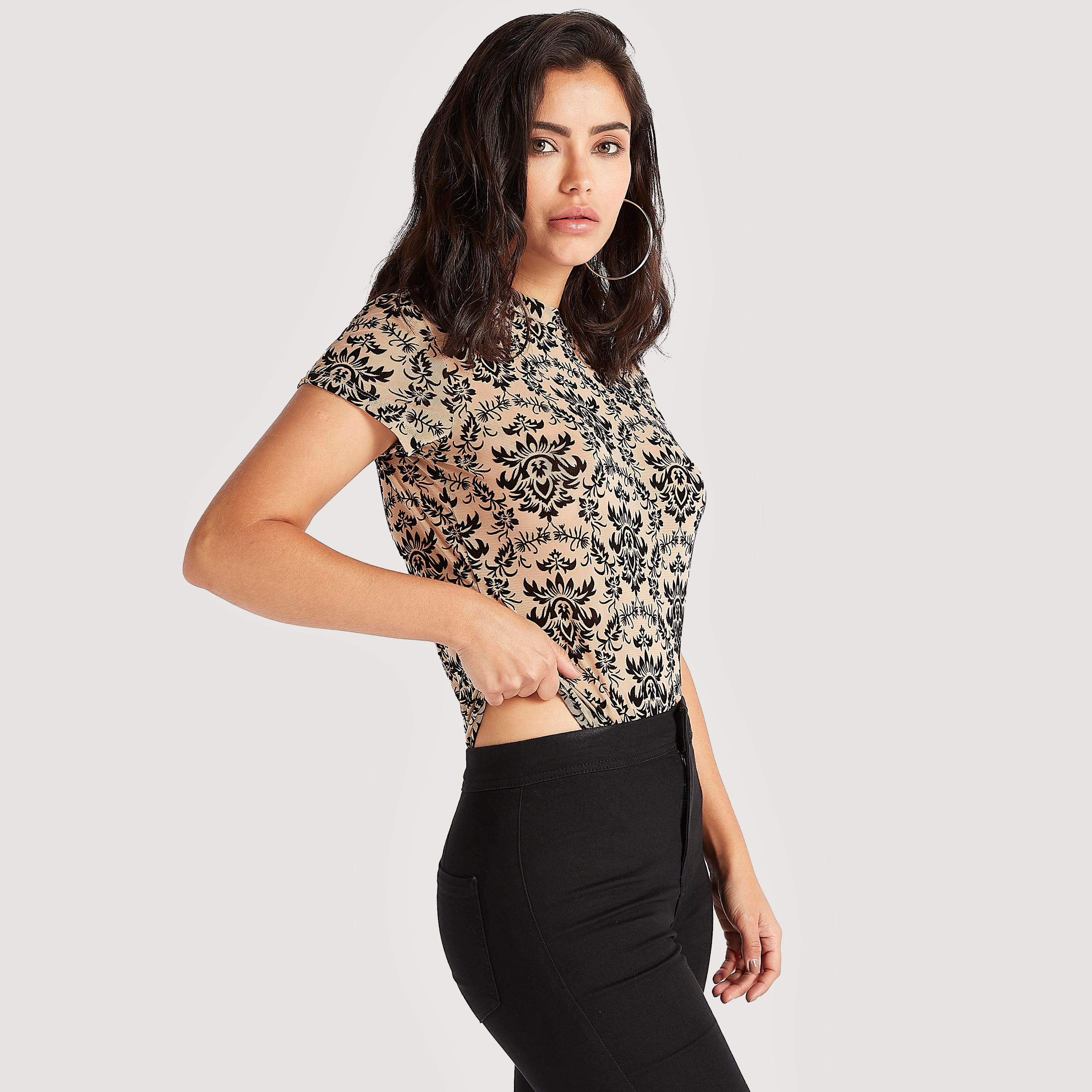 بودي سوت بياقة ضيّقة وأكمام كاب وطبعات من توإكستريمز-women-clothing-tshirts-image-6