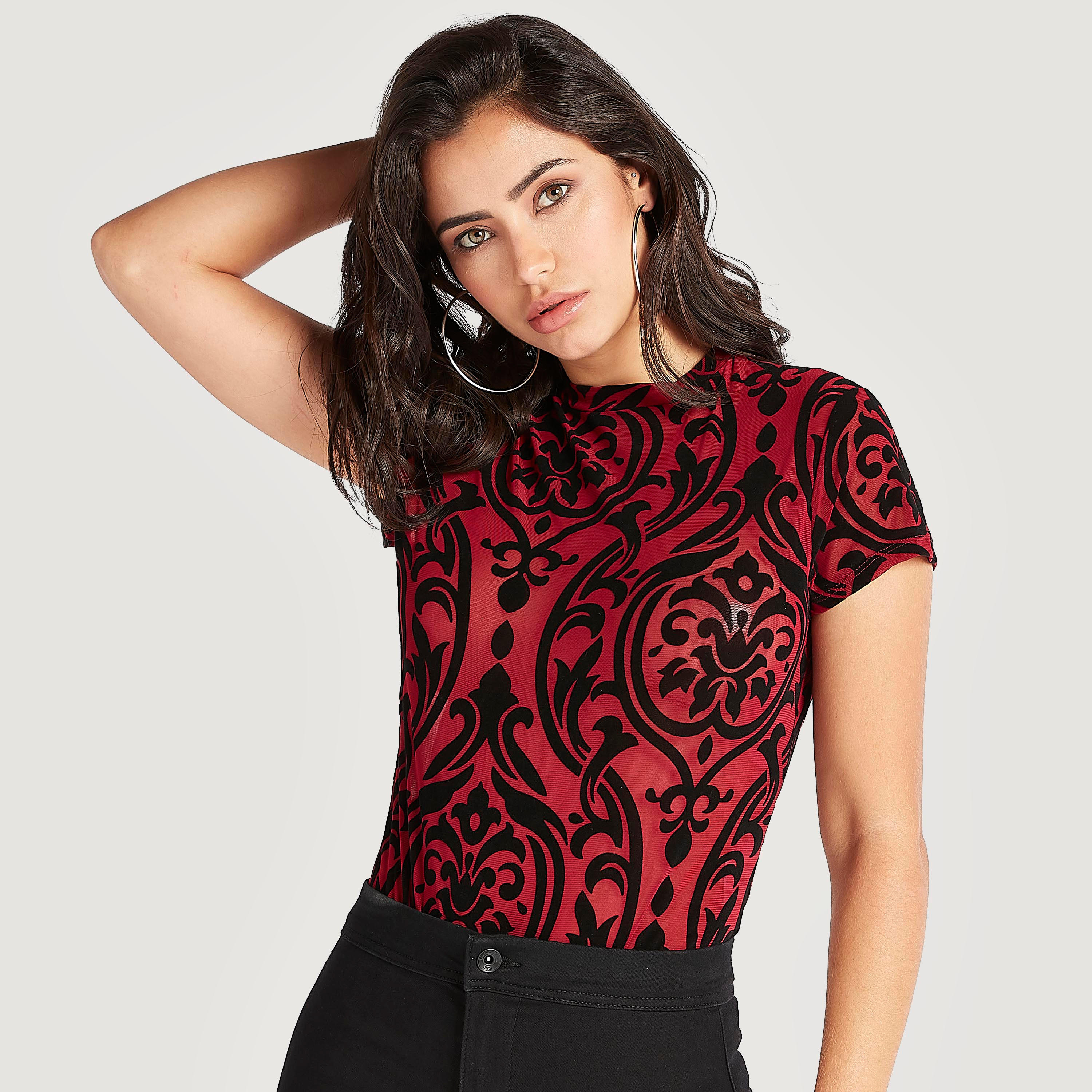 بودي سوت بياقة ضيّقة وأكمام كاب وطبعات من توإكستريمز-women-clothing-tshirts-image-1