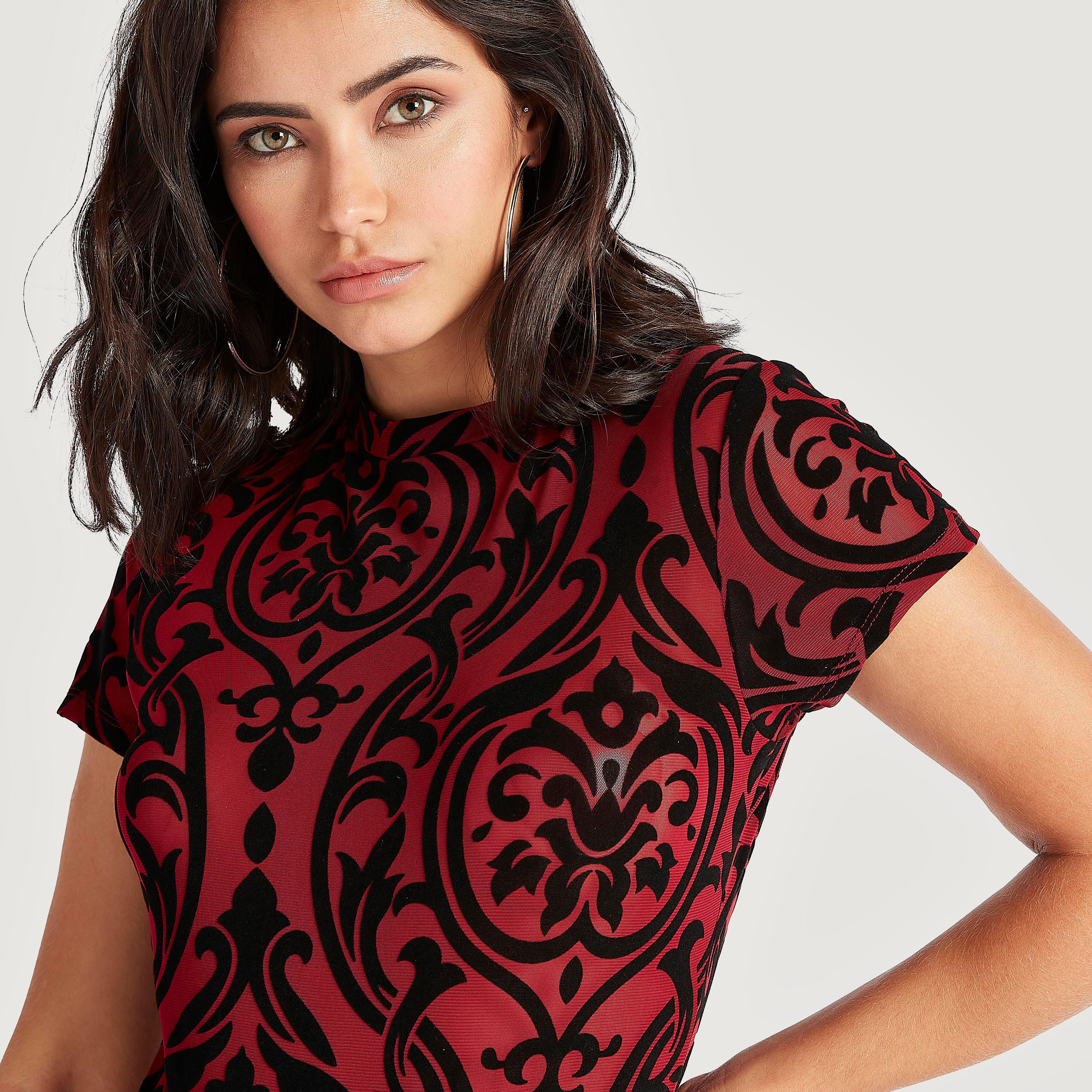 بودي سوت بياقة ضيّقة وأكمام كاب وطبعات من توإكستريمز-women-clothing-tshirts-image-3