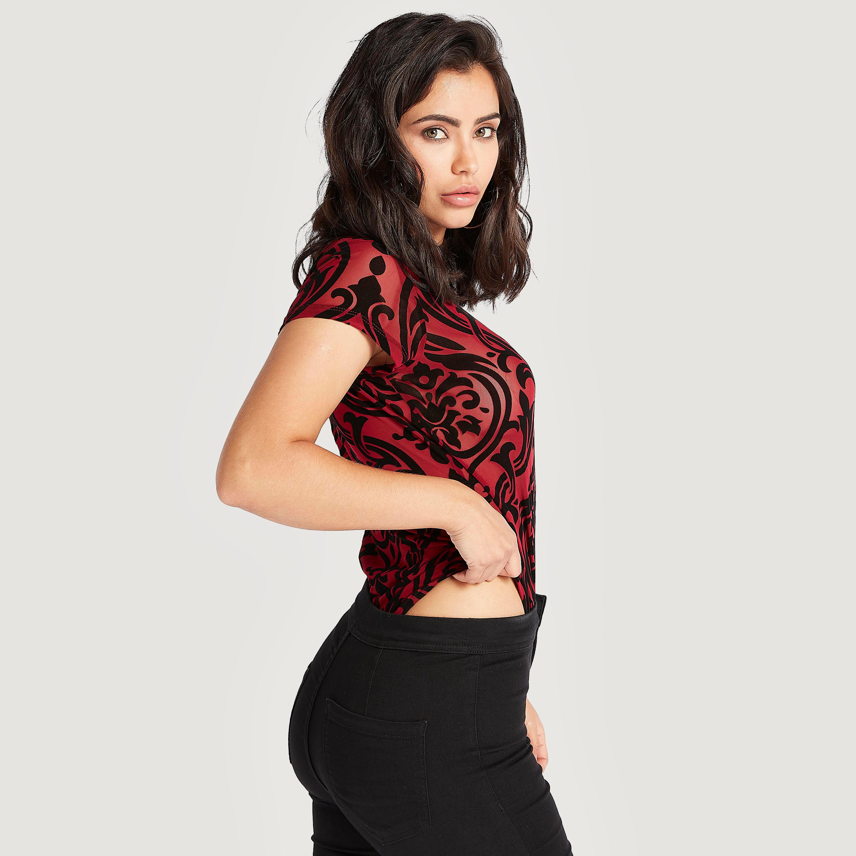 بودي سوت بياقة ضيّقة وأكمام كاب وطبعات من توإكستريمز-women-clothing-tshirts-image-5