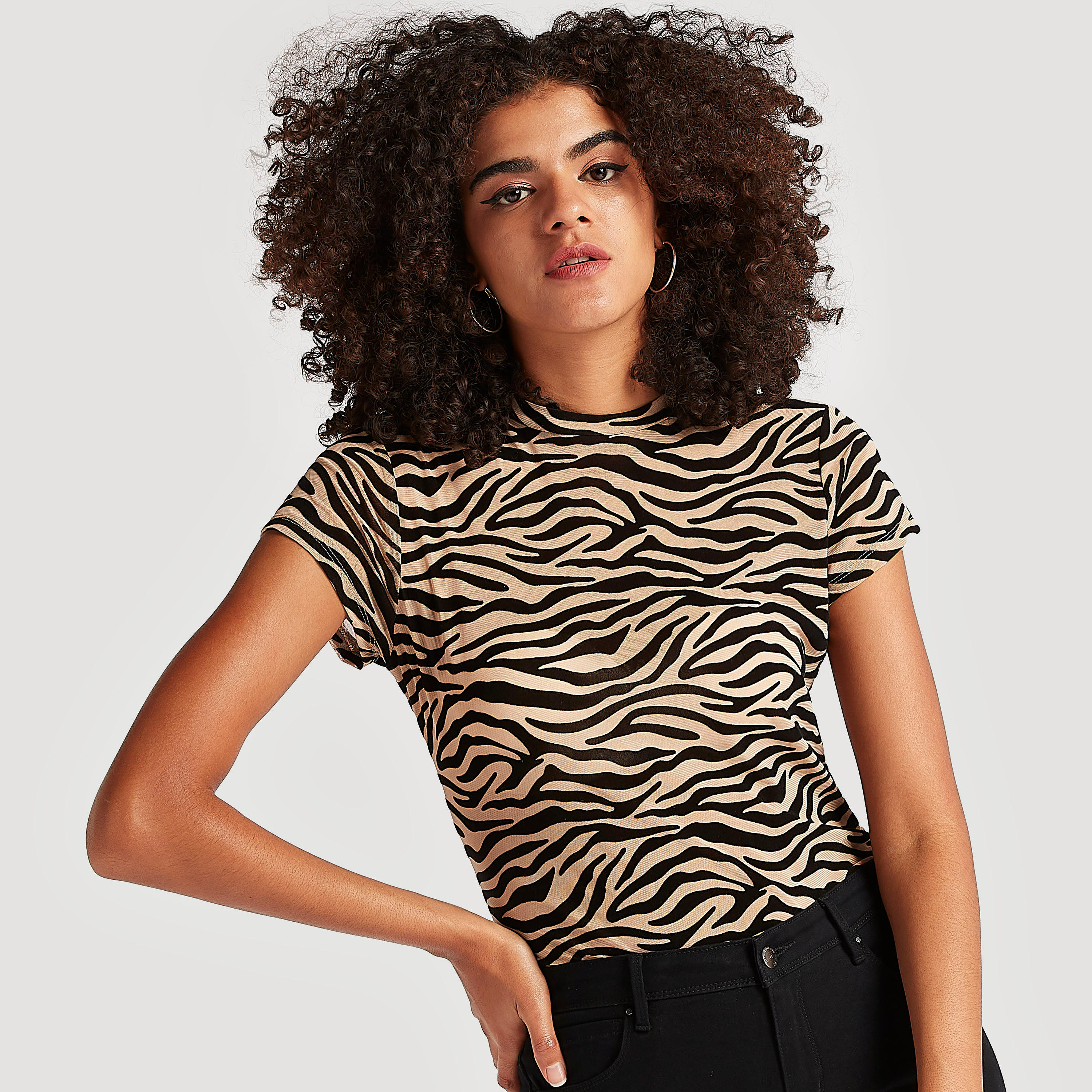 بودي سوت بأكمام كاب وطبعات حيوانات وياقة ضيقة من تو إكستريمز-women-clothing-tshirts-image-1