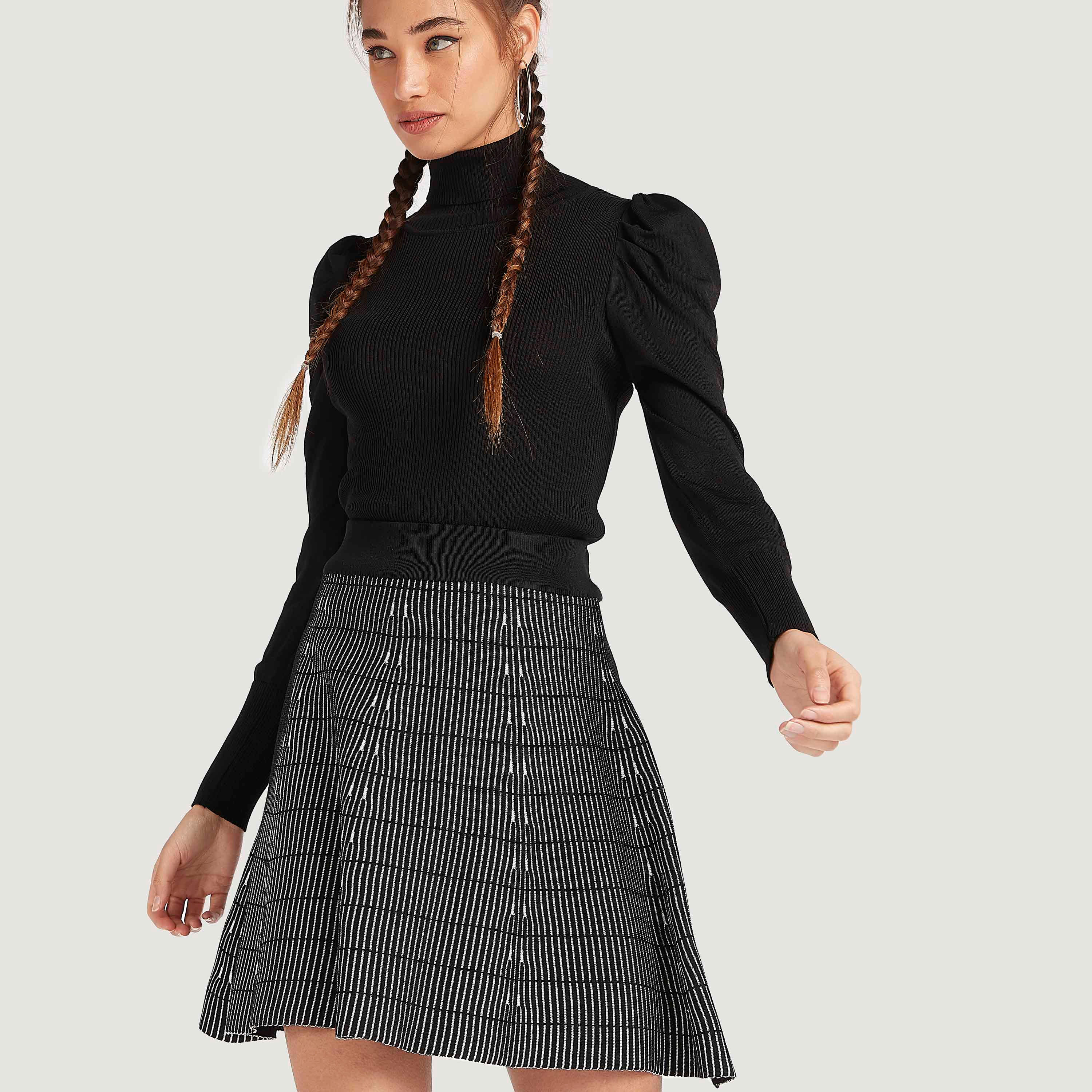 تنّورة منسدلة واسعة قصيرة بارزة الملمس بخصر مطّاطي من تو إكستريمز-women-clothing-bottoms-skirts-image-1