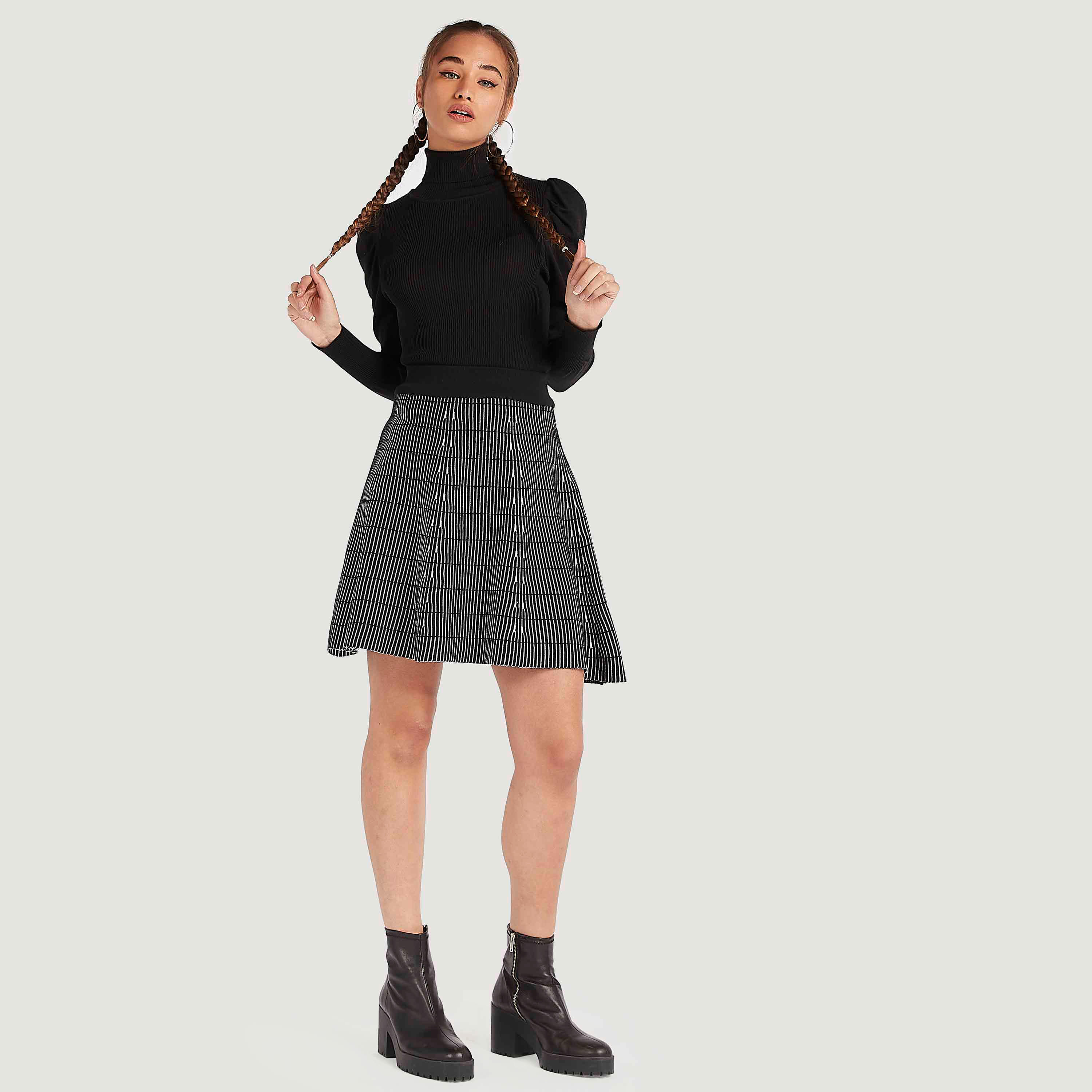 تنّورة منسدلة واسعة قصيرة بارزة الملمس بخصر مطّاطي من تو إكستريمز-women-clothing-bottoms-skirts-image-2