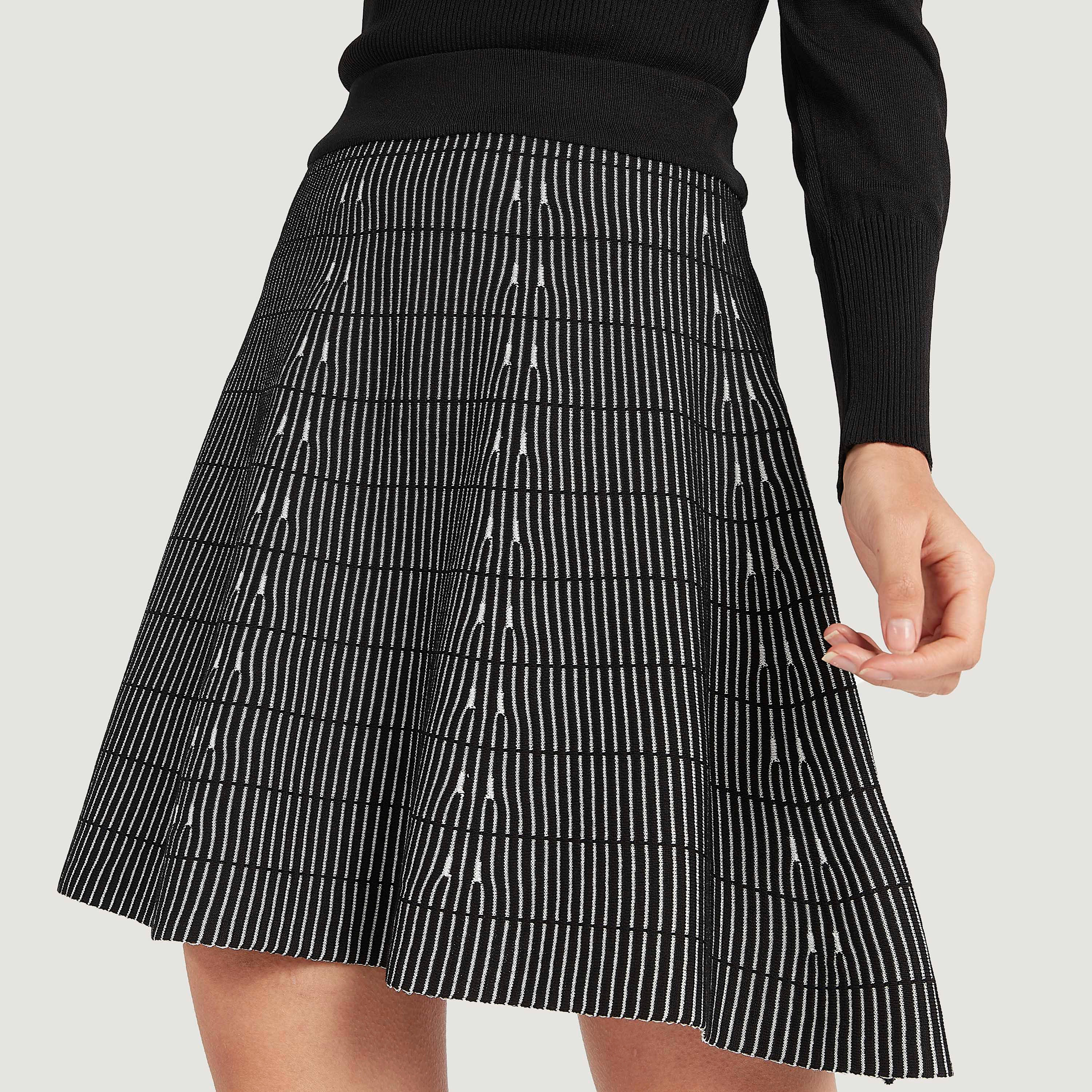 تنّورة منسدلة واسعة قصيرة بارزة الملمس بخصر مطّاطي من تو إكستريمز-women-clothing-bottoms-skirts-image-3