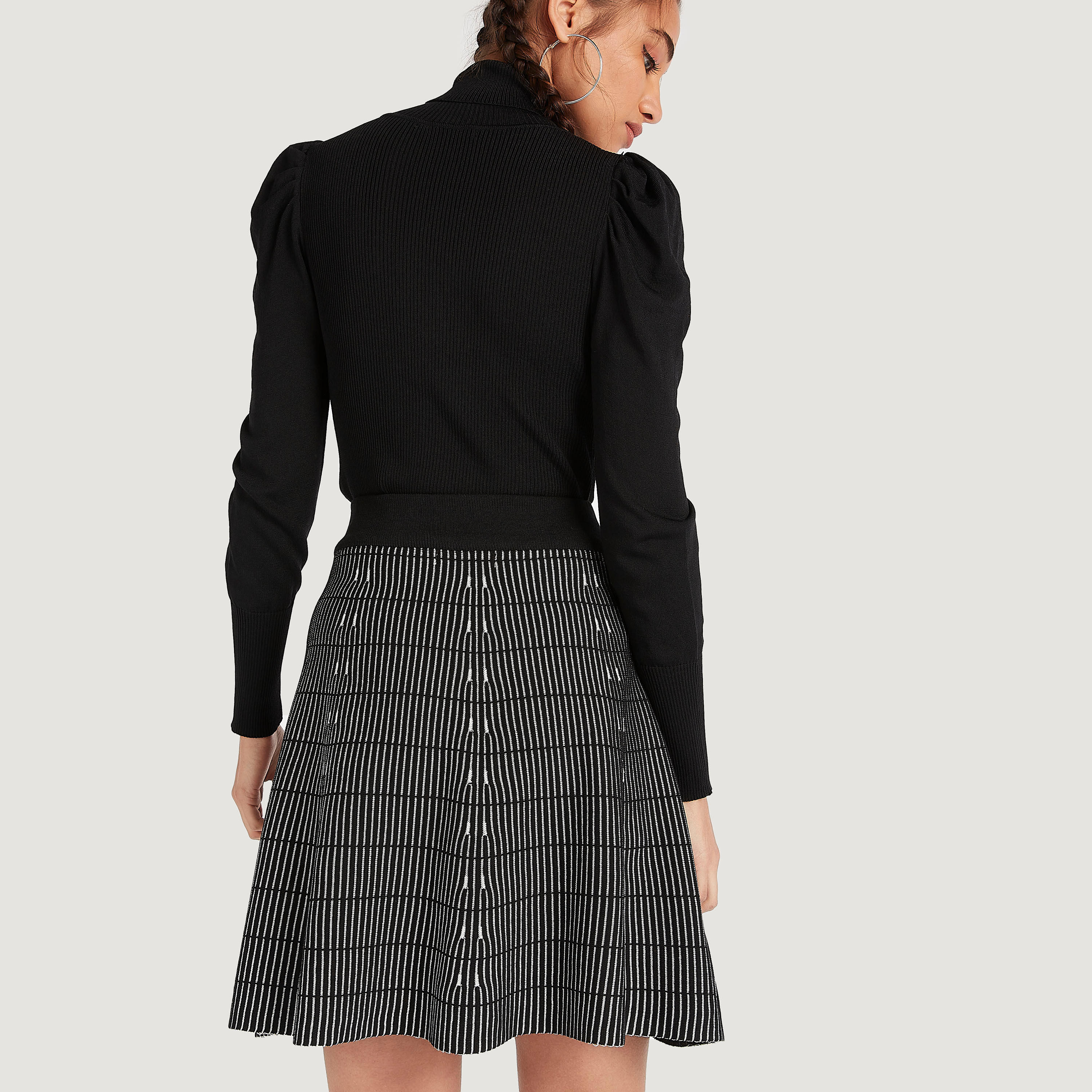 تنّورة منسدلة واسعة قصيرة بارزة الملمس بخصر مطّاطي من تو إكستريمز-women-clothing-bottoms-skirts-image-4