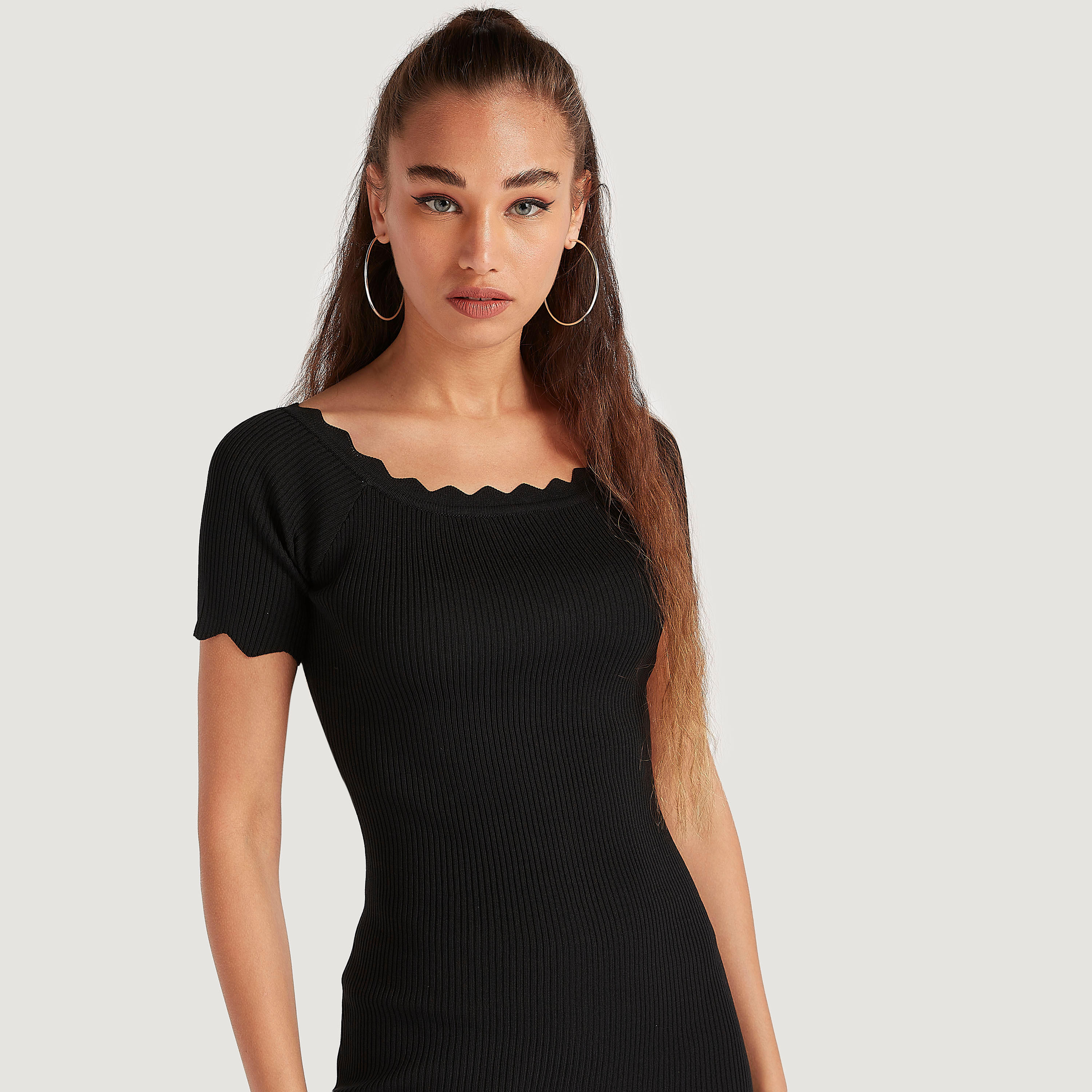 فستان ضيّق قصير بارز الملمس بياقة صدفيّة من تو إكستريمز-women-clothing-dresses-image-1