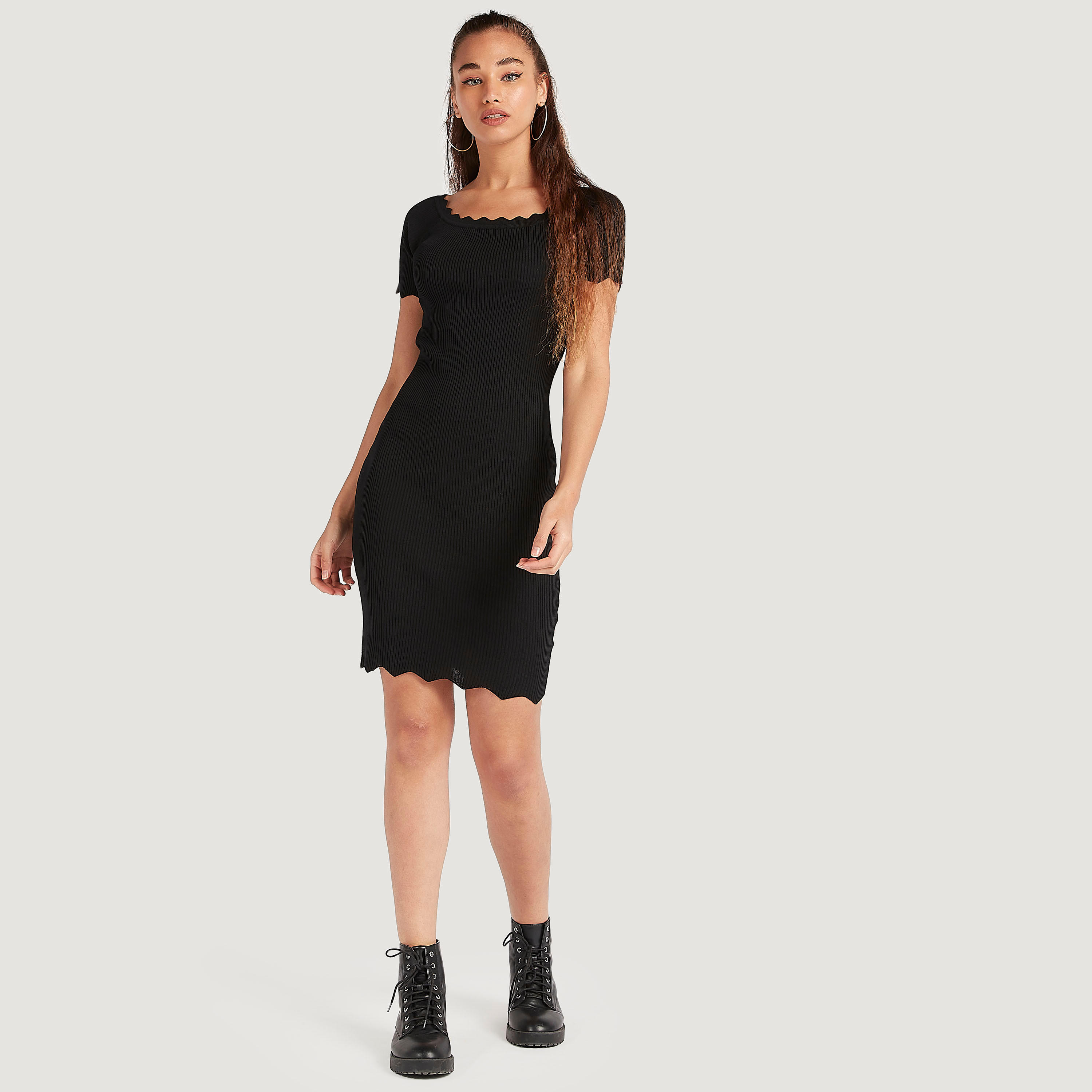 فستان ضيّق قصير بارز الملمس بياقة صدفيّة من تو إكستريمز-women-clothing-dresses-image-2
