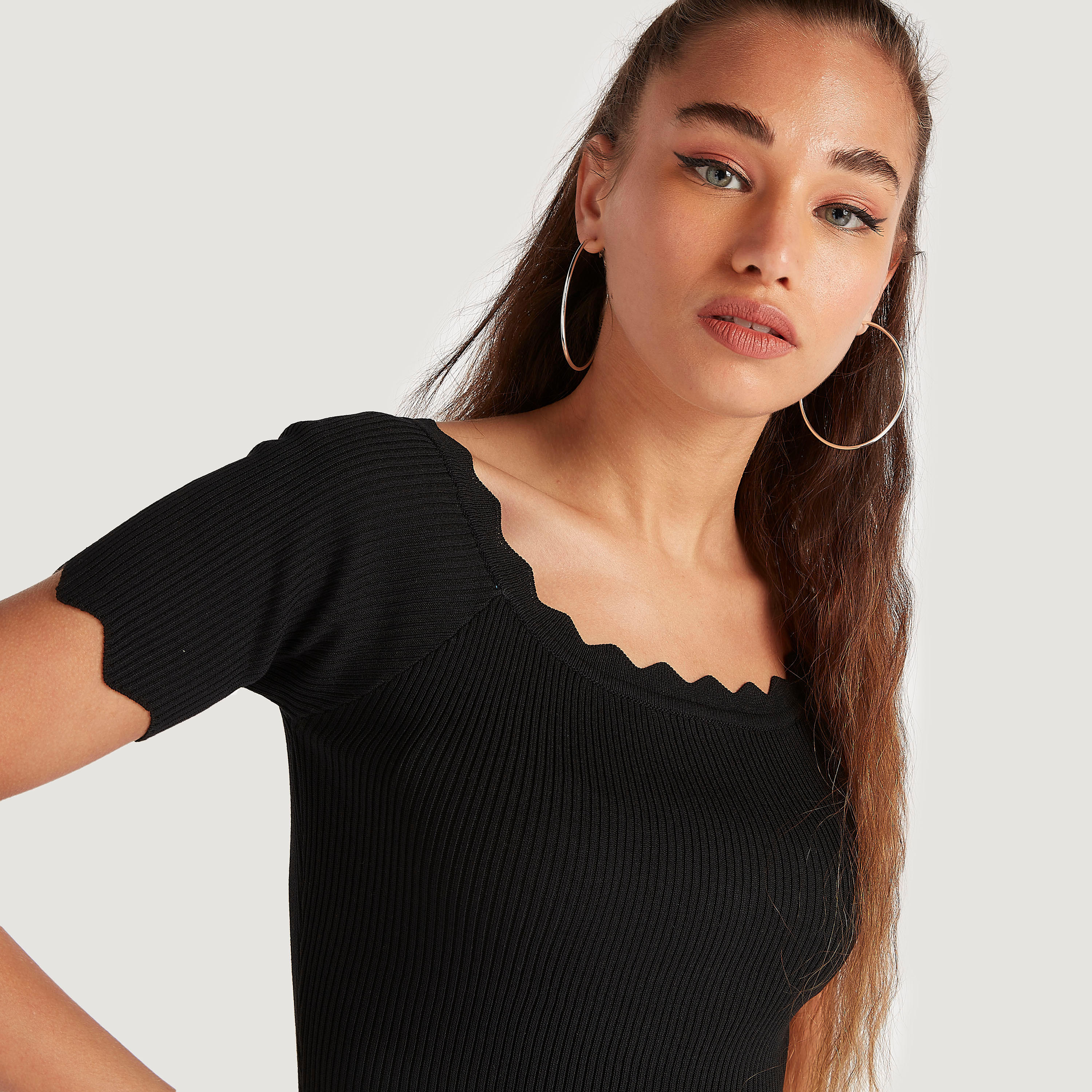 فستان ضيّق قصير بارز الملمس بياقة صدفيّة من تو إكستريمز-women-clothing-dresses-image-3