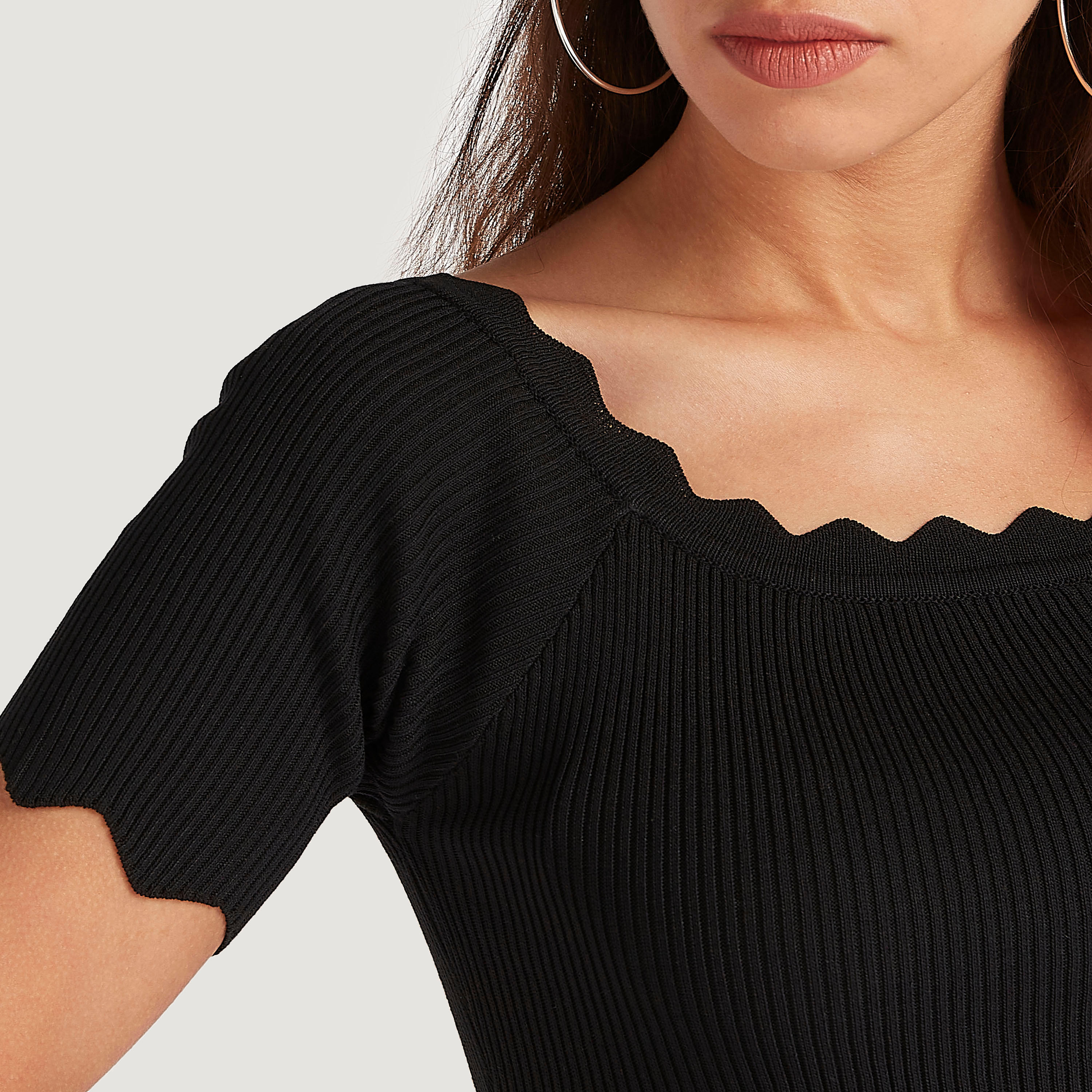 فستان ضيّق قصير بارز الملمس بياقة صدفيّة من تو إكستريمز-women-clothing-dresses-image-5