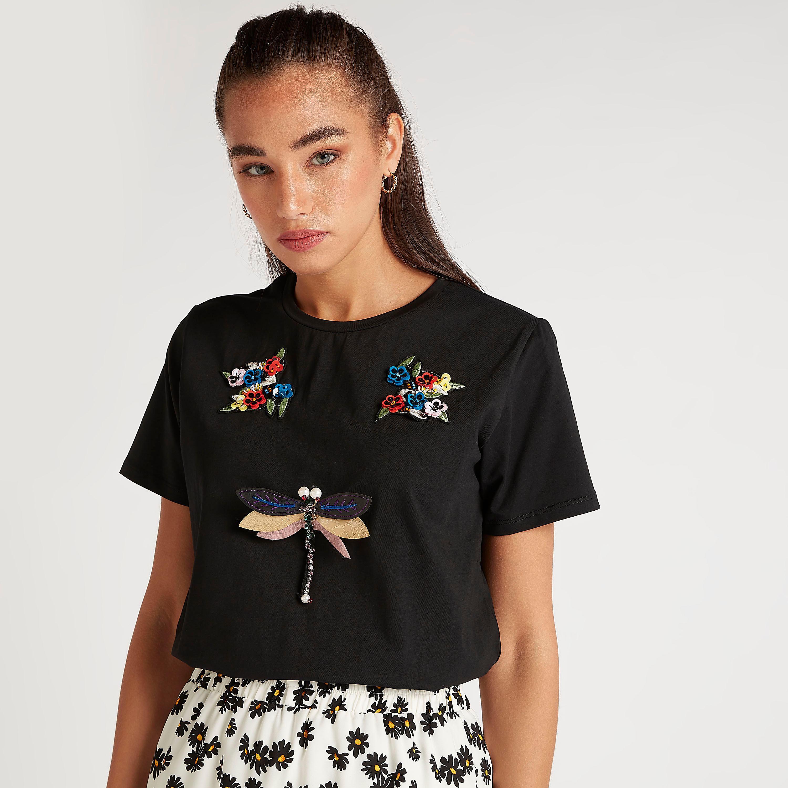 تيشيرت بياقة ضيّقة وتفاصيل مزخرفة من تو إكستريمز-women-clothing-tshirts-image-1