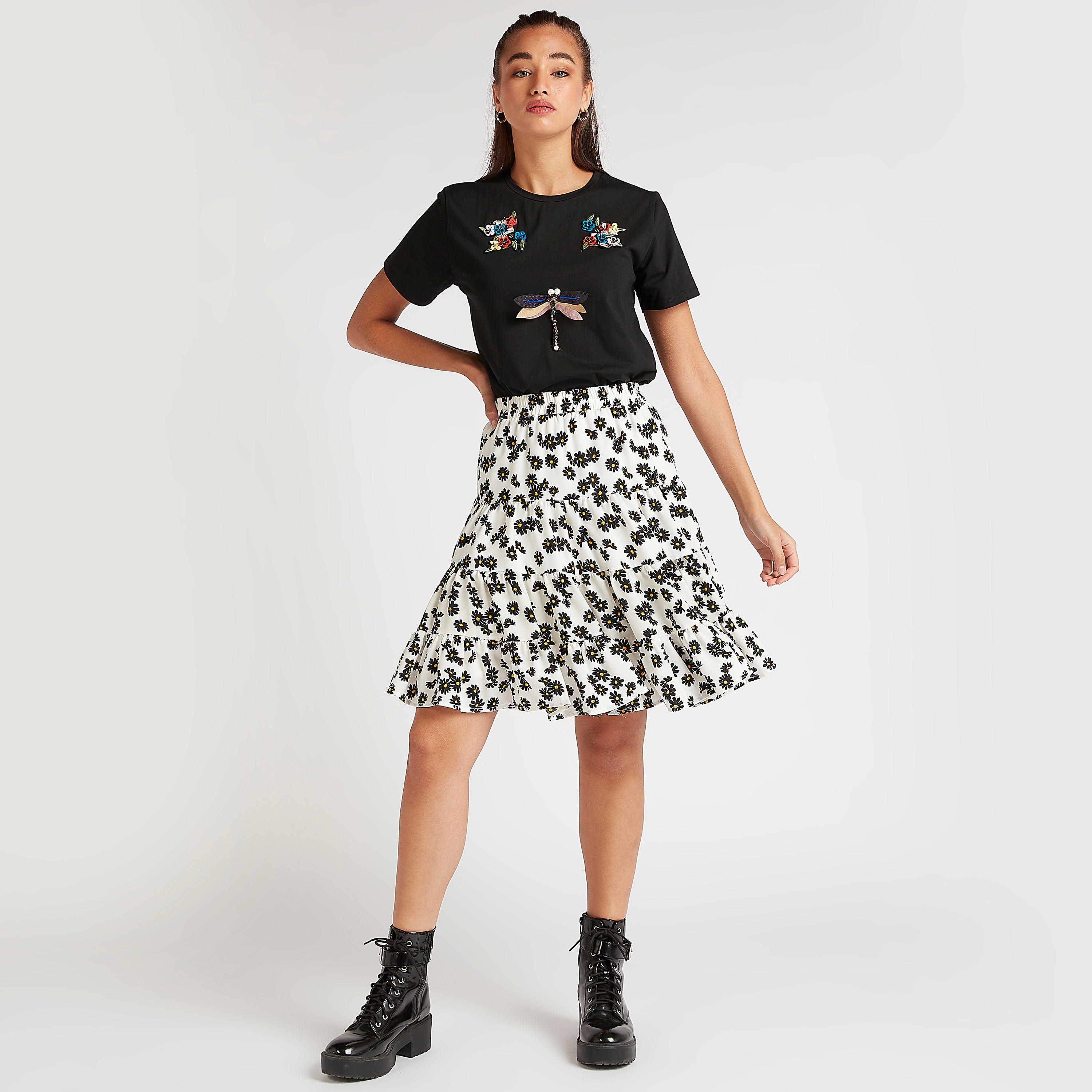 تيشيرت بياقة ضيّقة وتفاصيل مزخرفة من تو إكستريمز-women-clothing-tshirts-image-2
