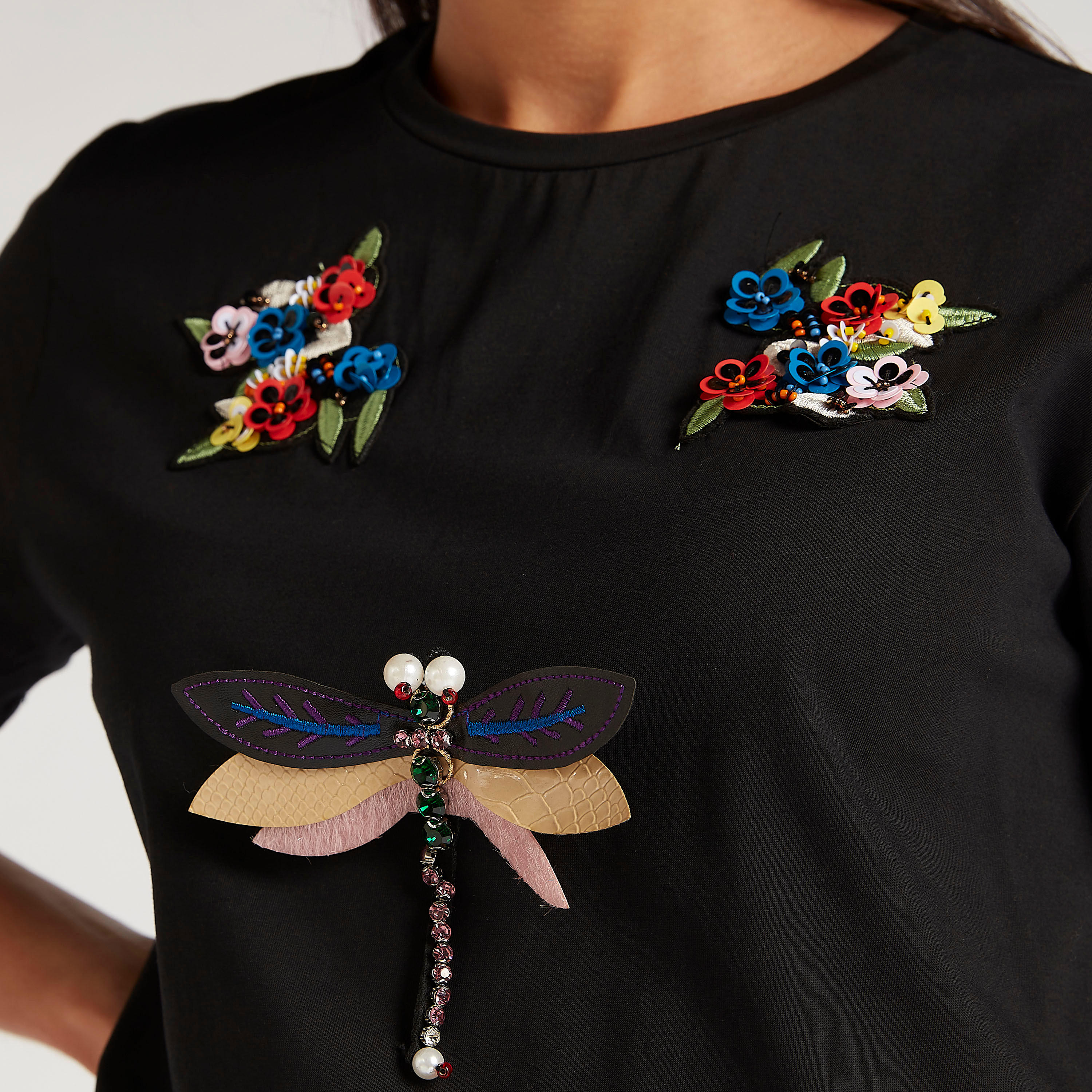 تيشيرت بياقة ضيّقة وتفاصيل مزخرفة من تو إكستريمز-women-clothing-tshirts-image-3