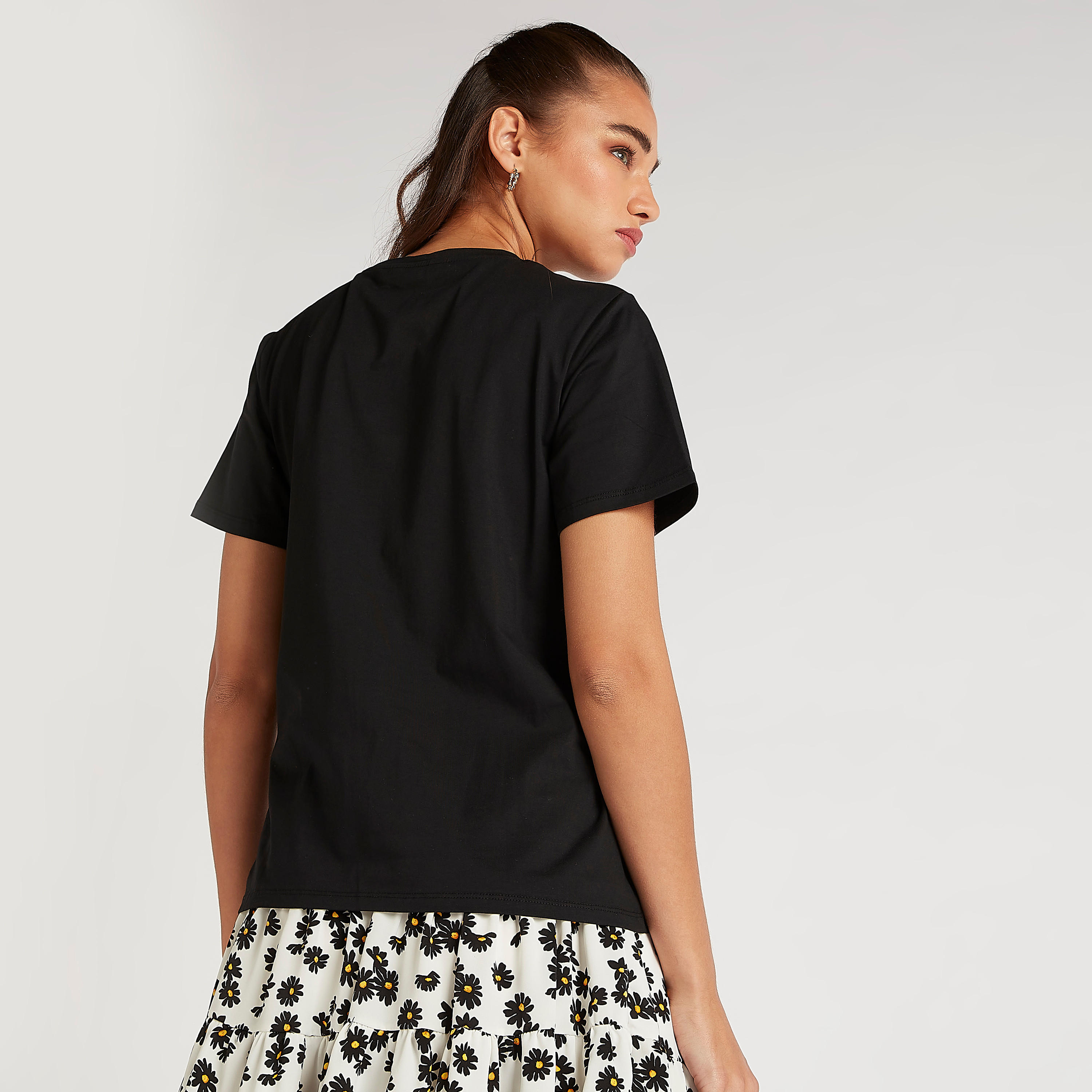 تيشيرت بياقة ضيّقة وتفاصيل مزخرفة من تو إكستريمز-women-clothing-tshirts-image-4