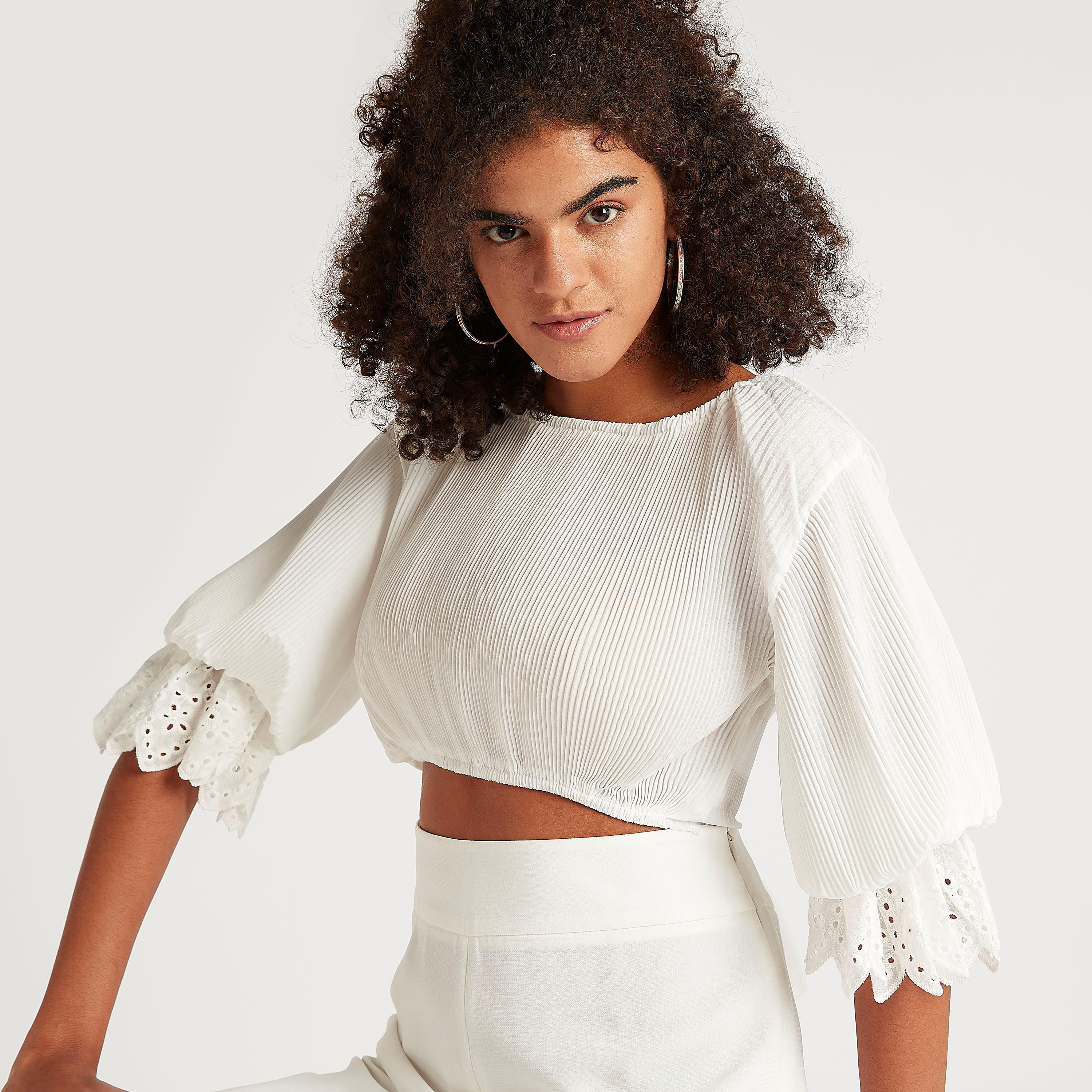 بلوزة قصيرة بارزة الملمس بياقة قارب وأربطة وأكمام 3/4 من تو إكستريمز-women-clothing-shirtsandblouses-blouses-image-1
